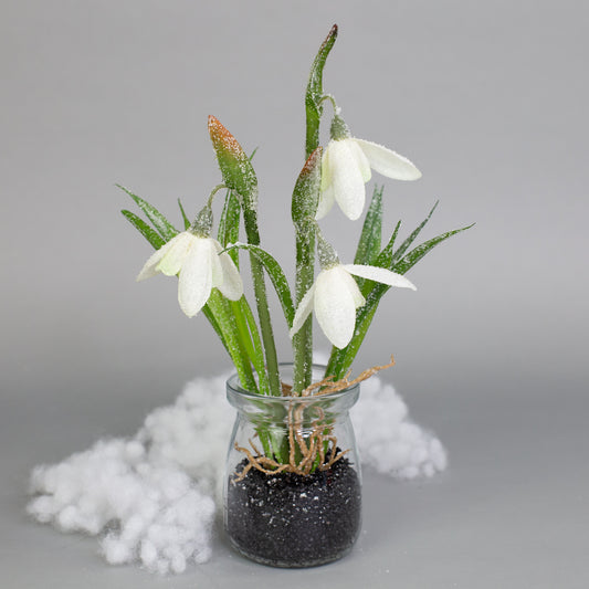 Kunst-Schneeglöckchen im Glas mit Eiskristall-Effekt als winterliche Tischdekoration