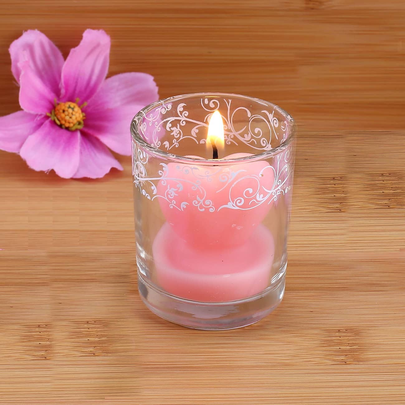 Niedliche Kerze in Herzform mit Glas