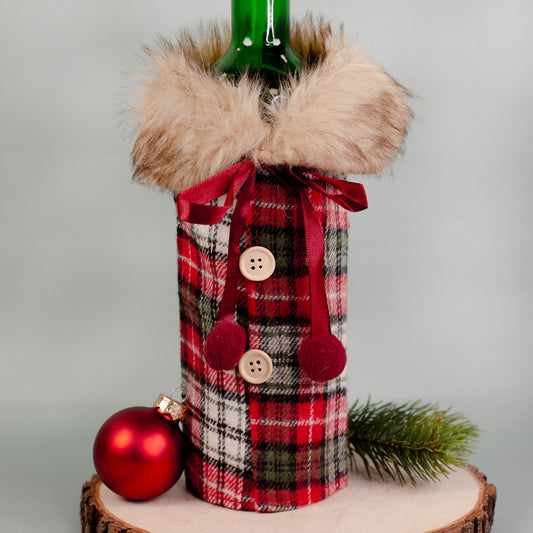 Nahaufnahme der karierten Flaschenverpackung mit Pelzkragen, Schleife und Knopfleiste.