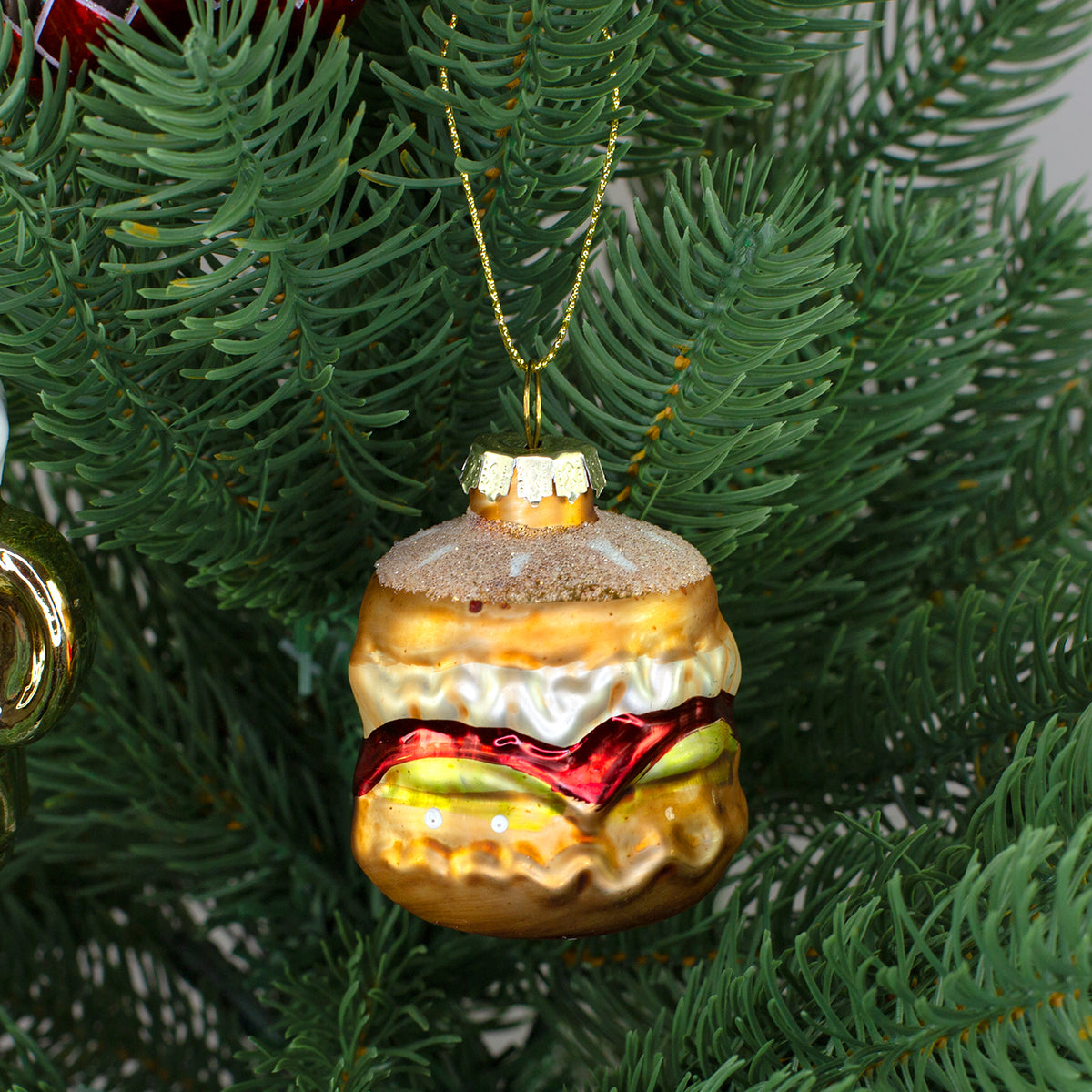 Burger Glasanhänger mit verschiedenen Belägen als Fast Food Christbaumschmuck am Weihnachtsbaum