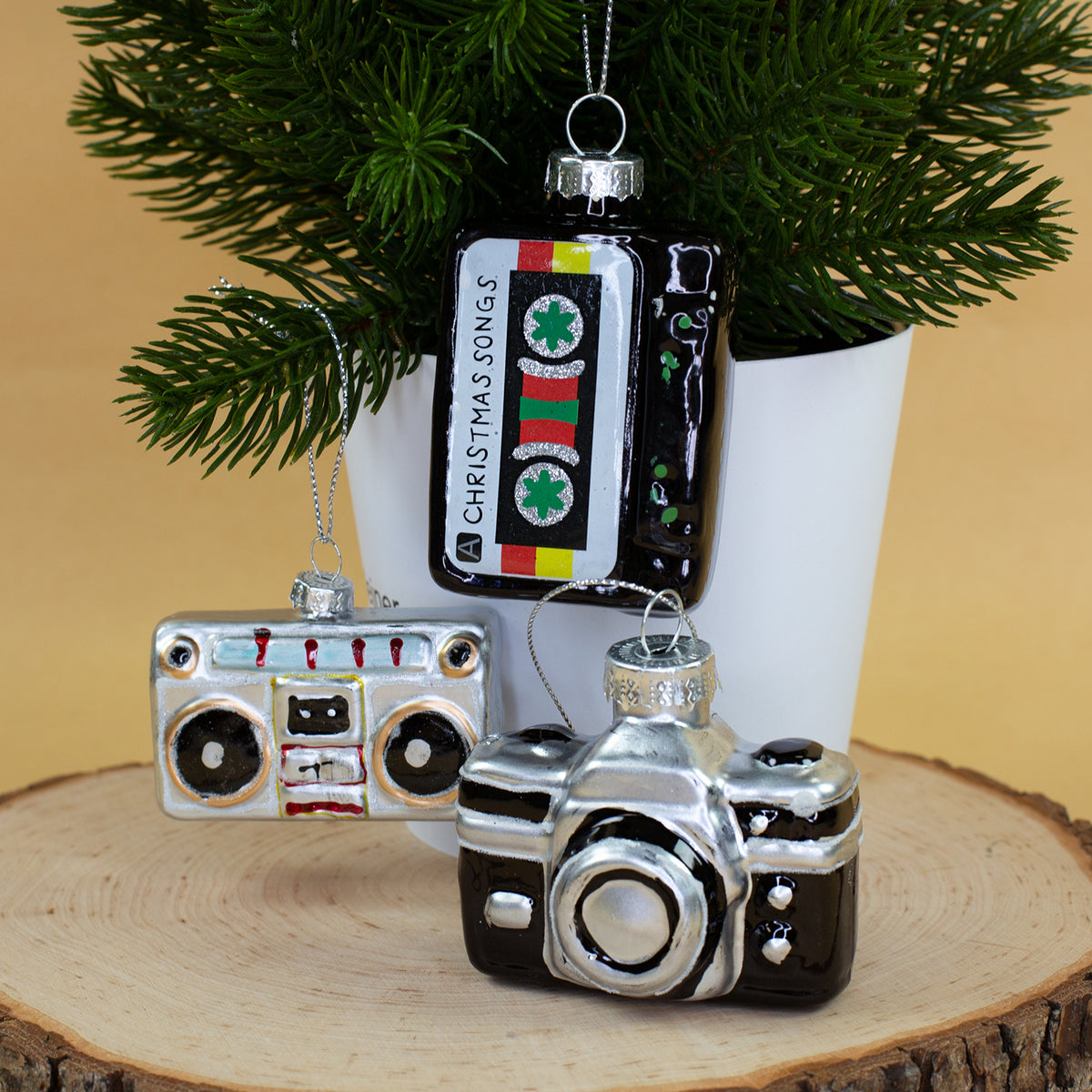 Glas Christbaumschmuck mit Kassette, Rekorder und Kamera als Retro Weihnachtsdeko auf Holzscheibe