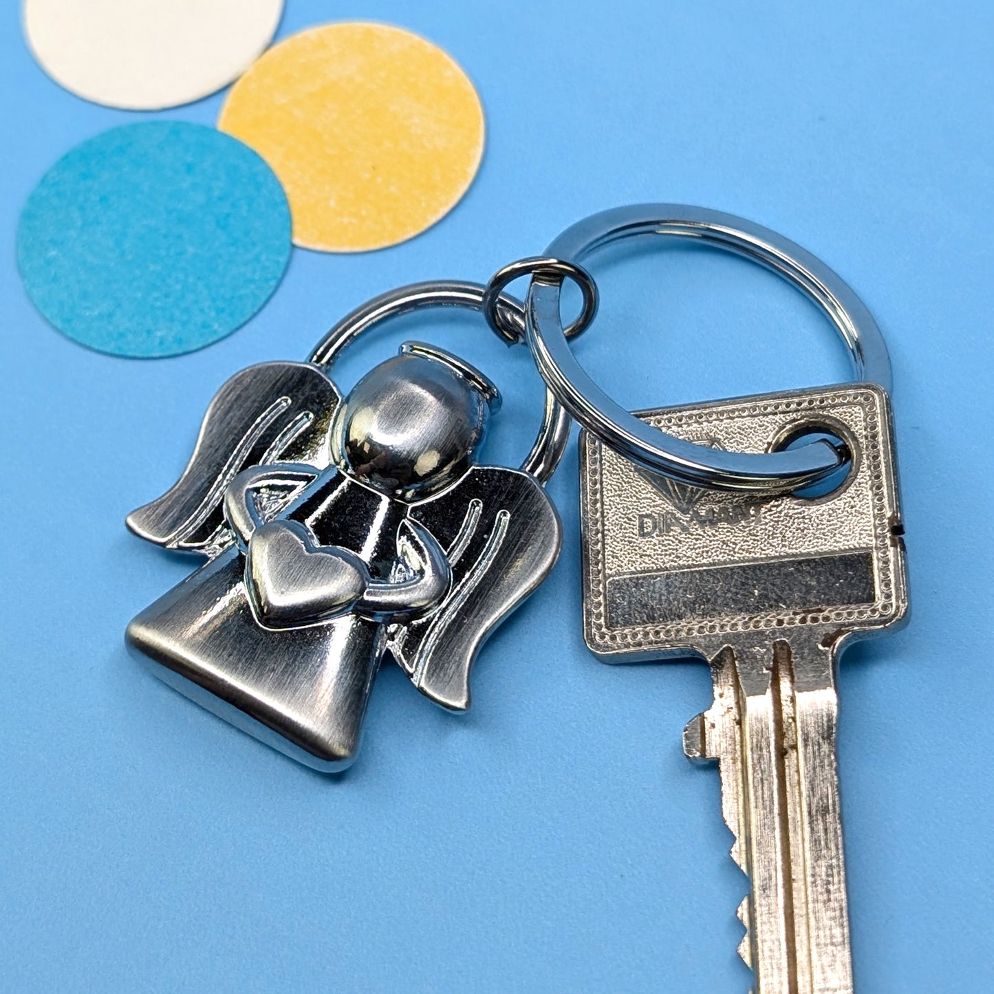 Schlüsselanhänger mit Engel und Herz in Händen, silberfarbener Glanz, mit Deko-Kreisen und Schlüssel