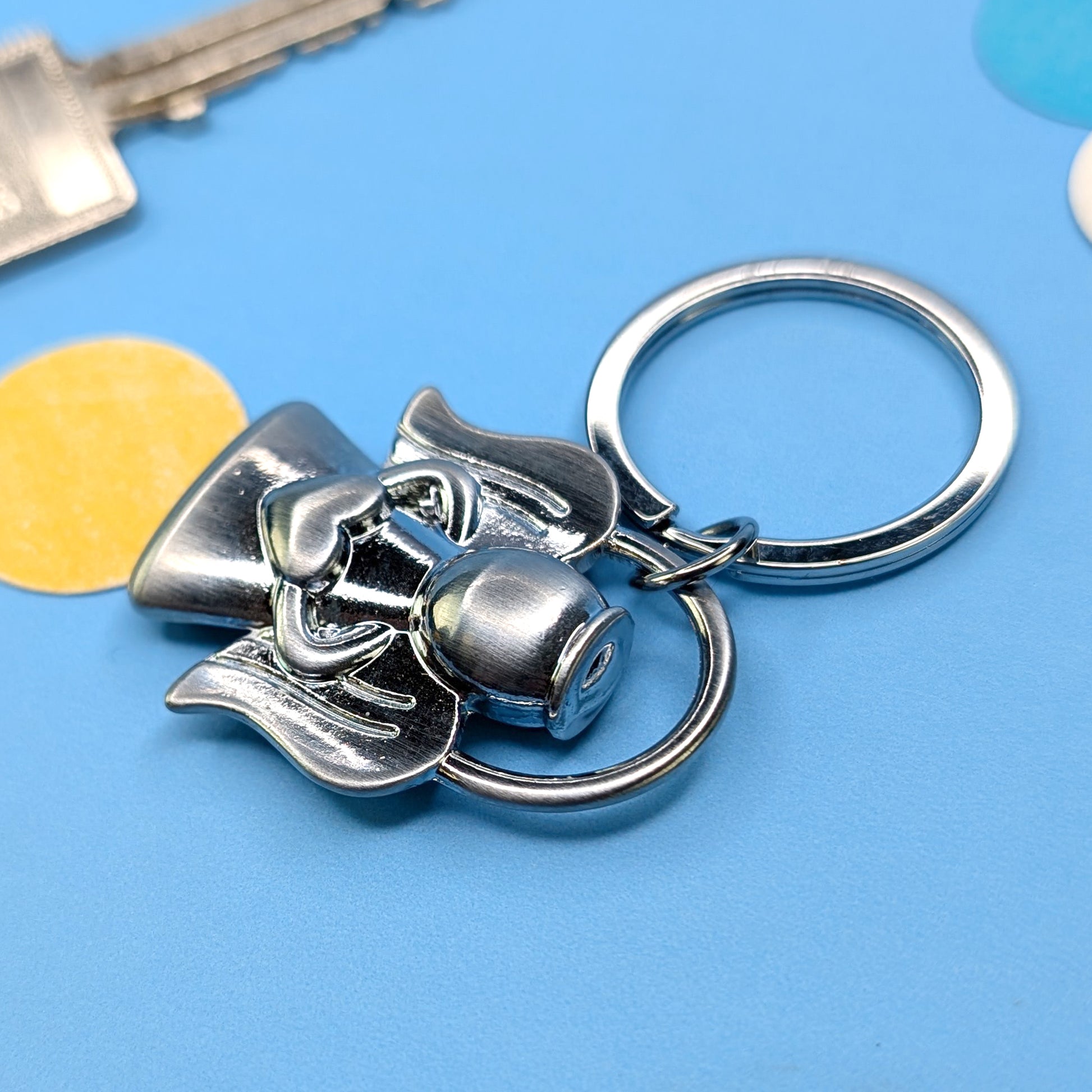 Seitliche Rückansicht des Engelschlüsselanhängers mit Flügeln und Heiligenschein