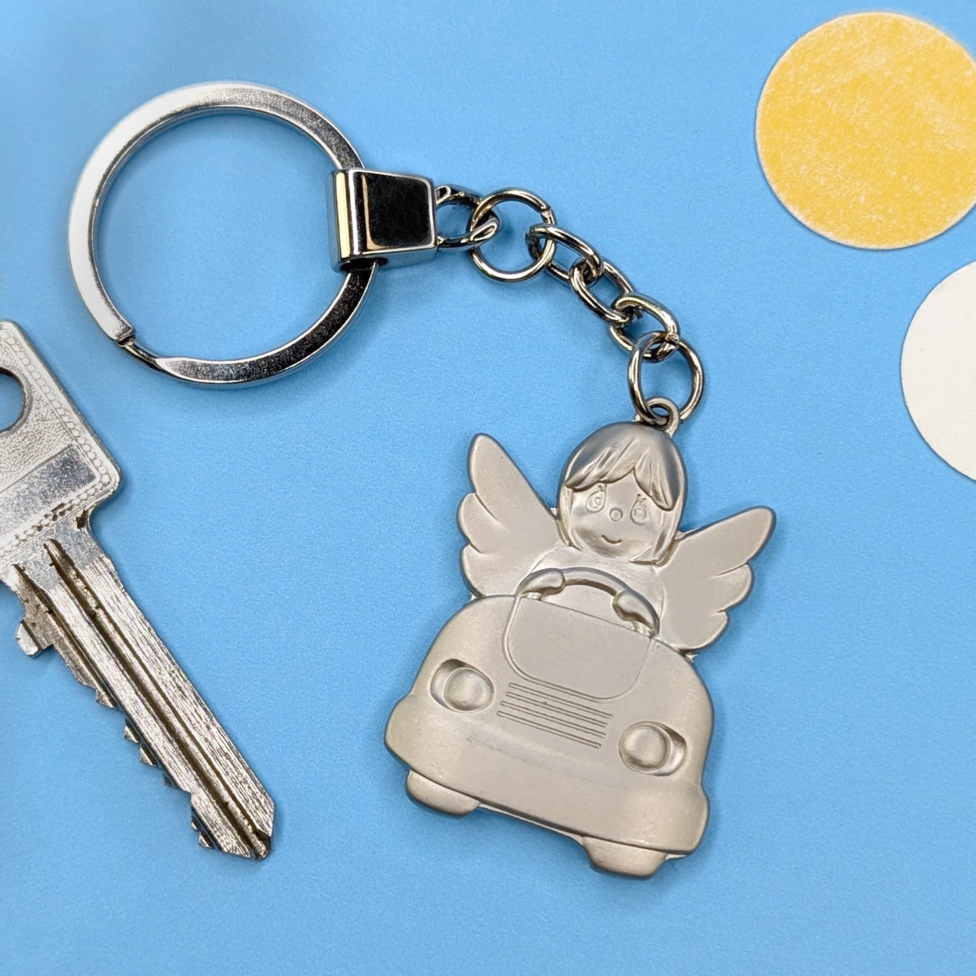 Schlüsselanhänger neben einem Schlüssel