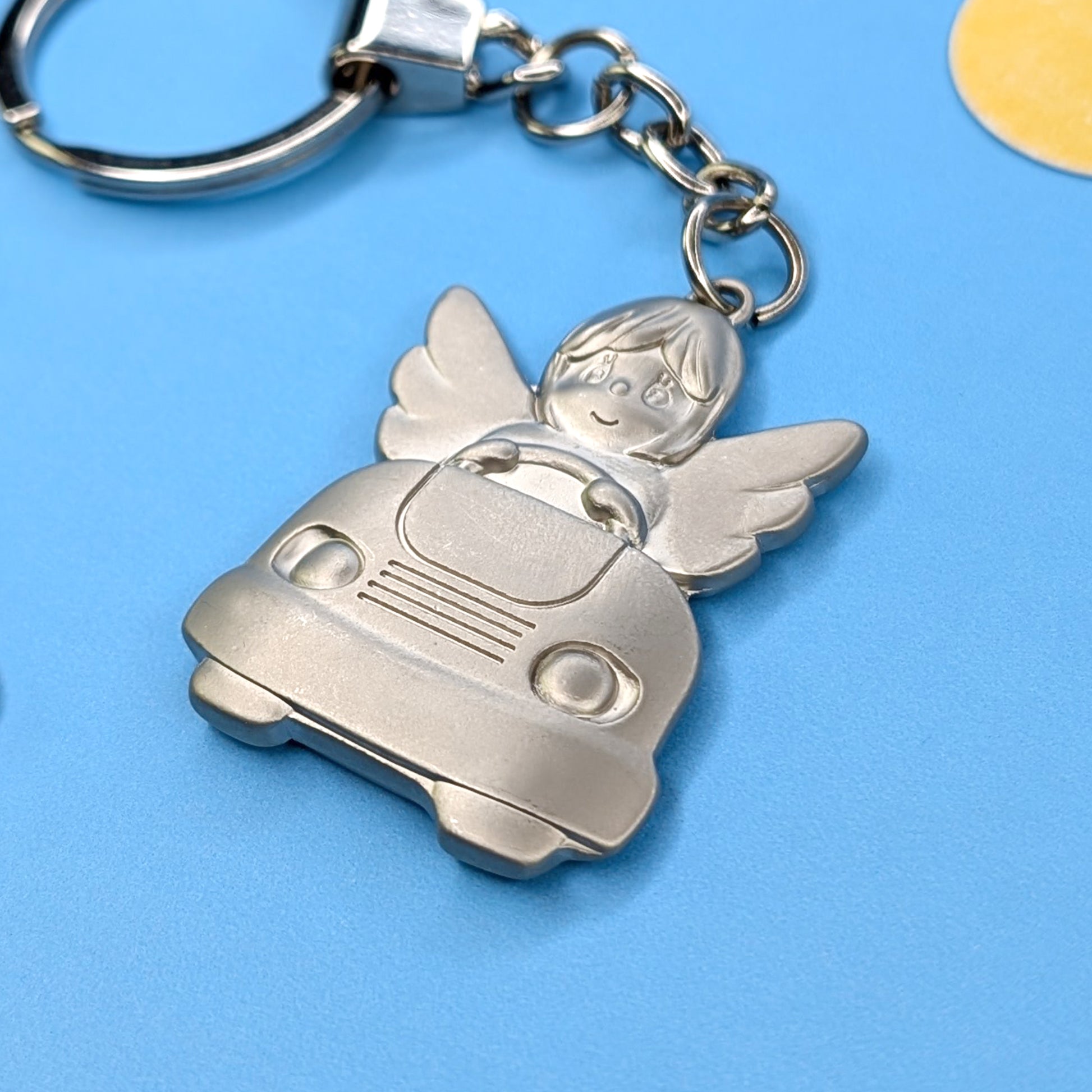 Seitenansicht des Anhängers mit Schlüsselring sichtbar