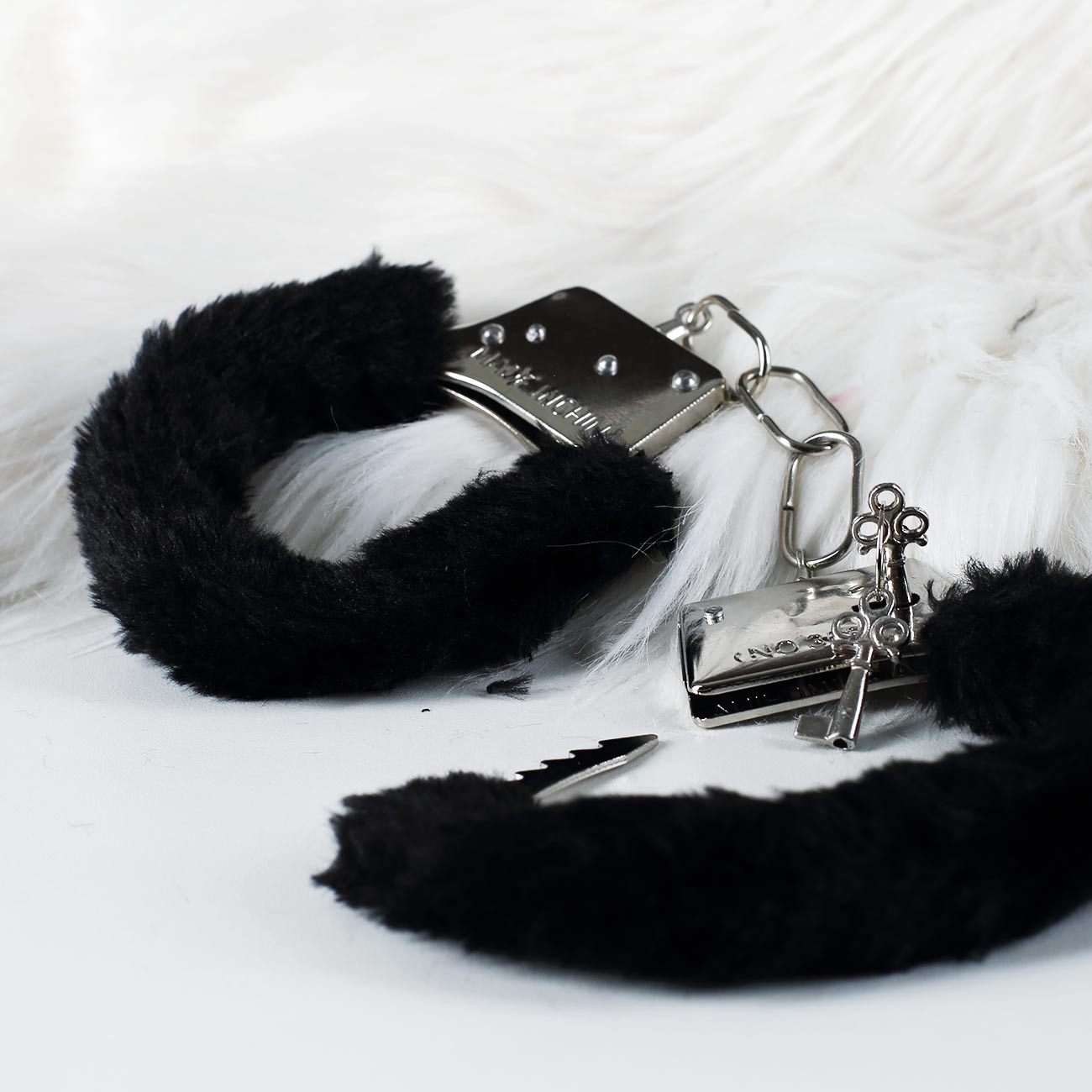 Größenverstellbare Plüsch-Handschellen