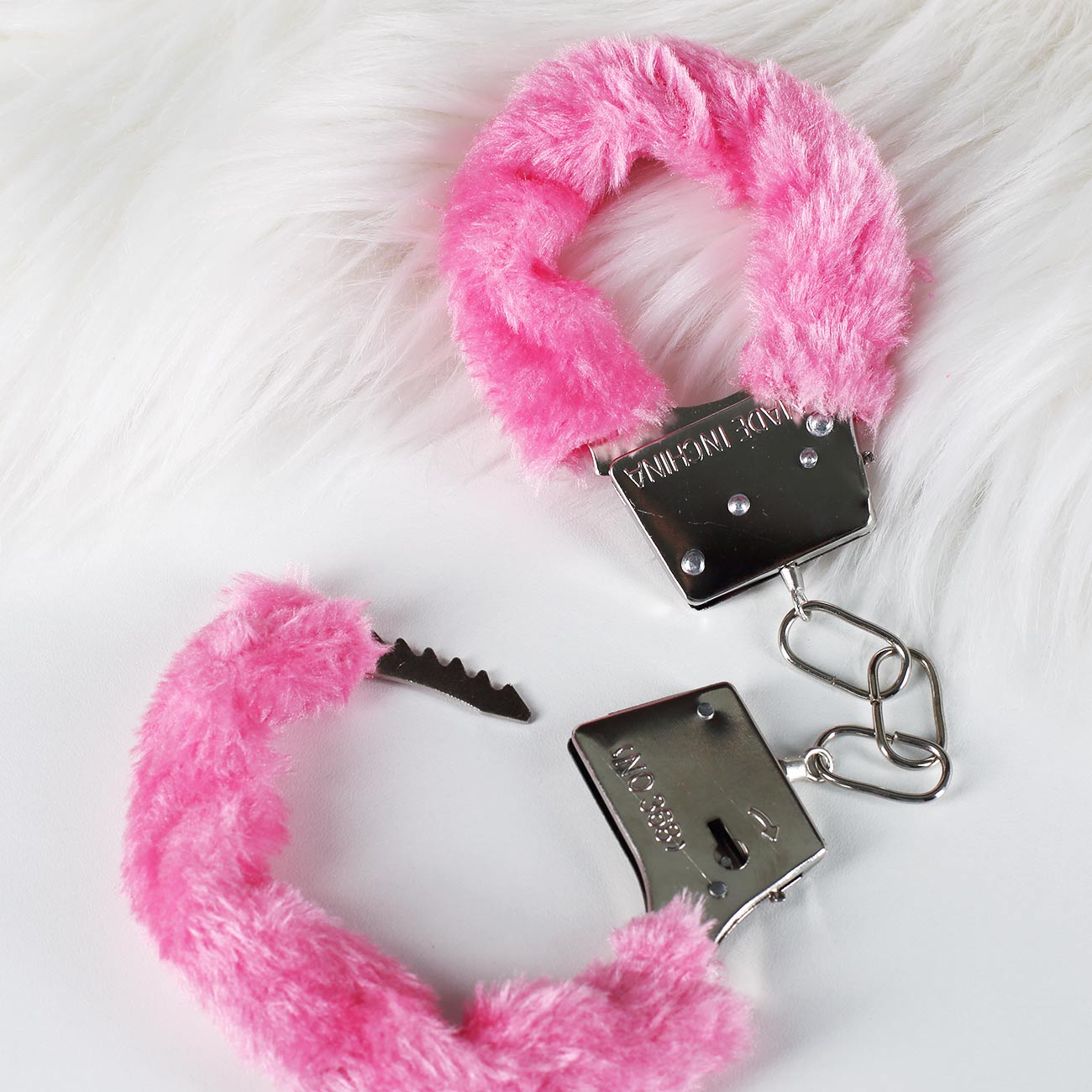 Größenverstellbare Plüsch-Handschellen