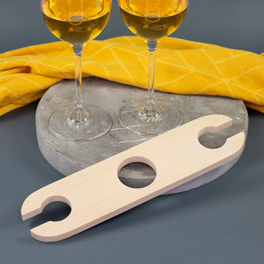 Weinbutler aus Holz mit zwei gefüllten Weingläsern als dekorative Präsentation