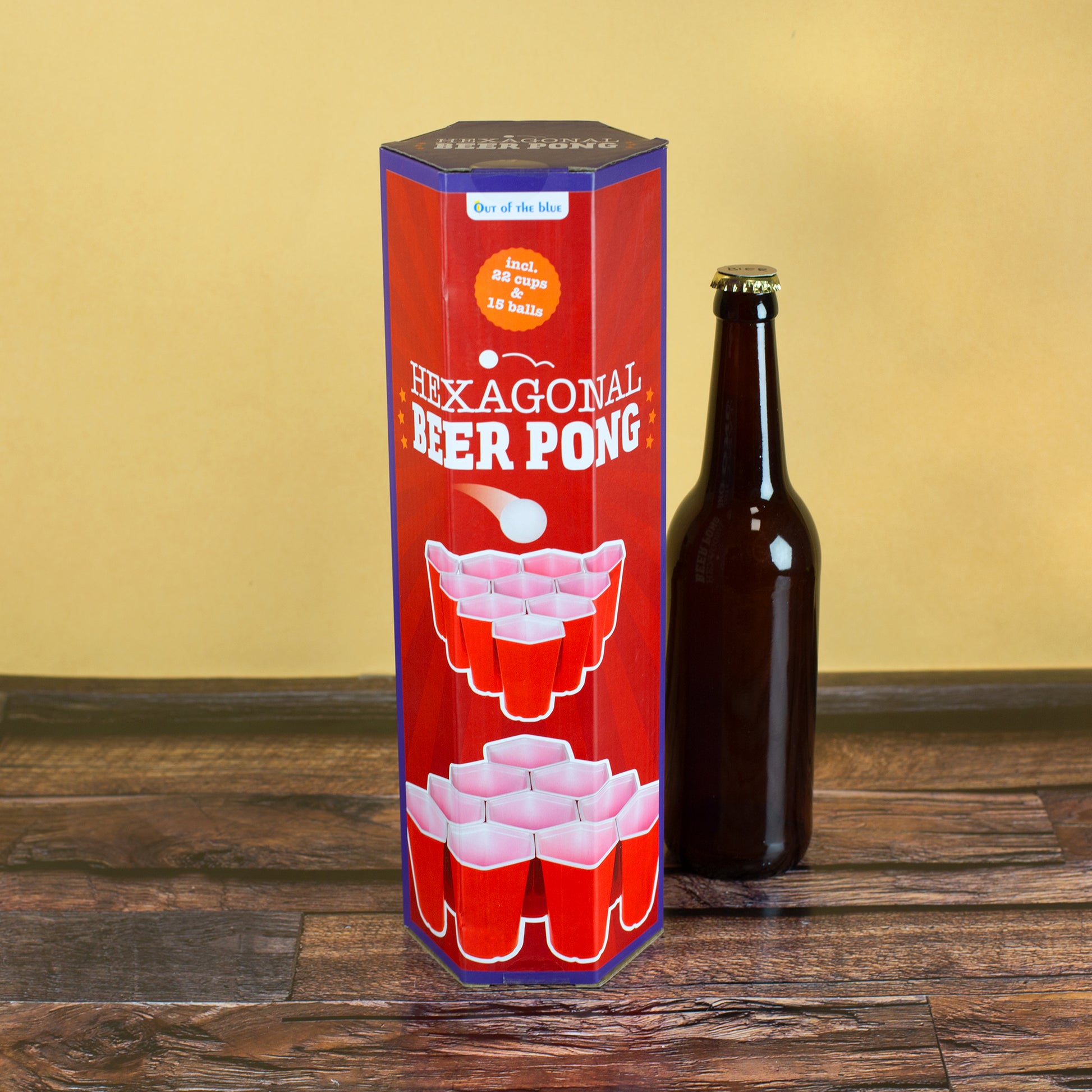 Mehrere rote Hexagon-Becher gestapelt neben der Produktverpackung