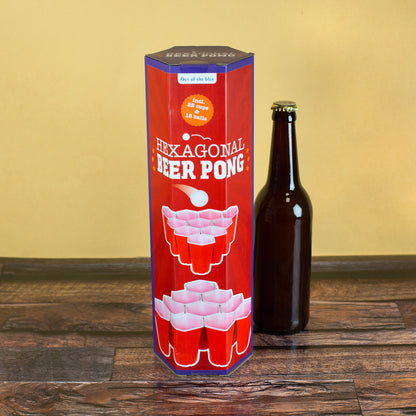 Mehrere rote Hexagon-Becher gestapelt neben der Produktverpackung