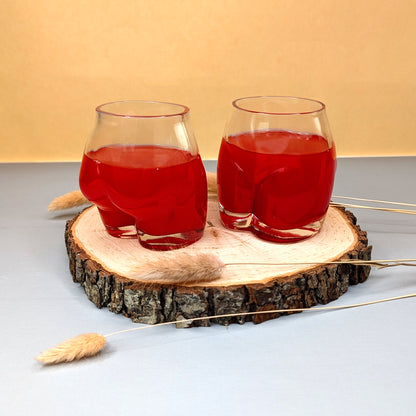 Trinkgläser von schräg oben fotografiert, mit roten Getränken befüllt