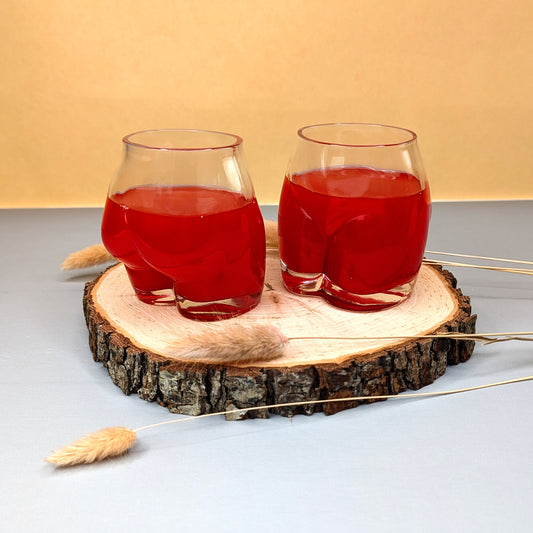 Trinkgläser von schräg oben fotografiert, mit roten Getränken befüllt