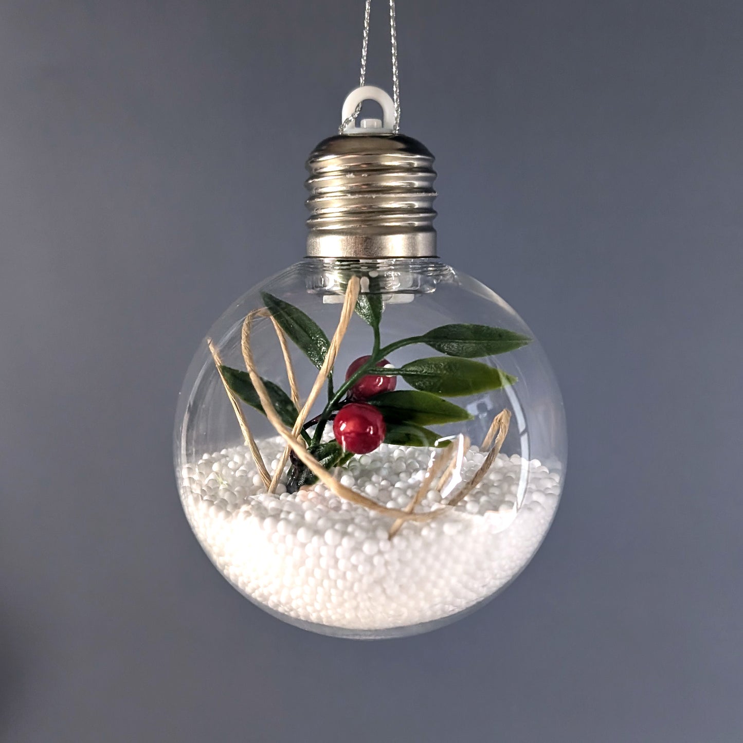 LED Weihnachtskugeln mit Schnee und Zweig in 3 Formen