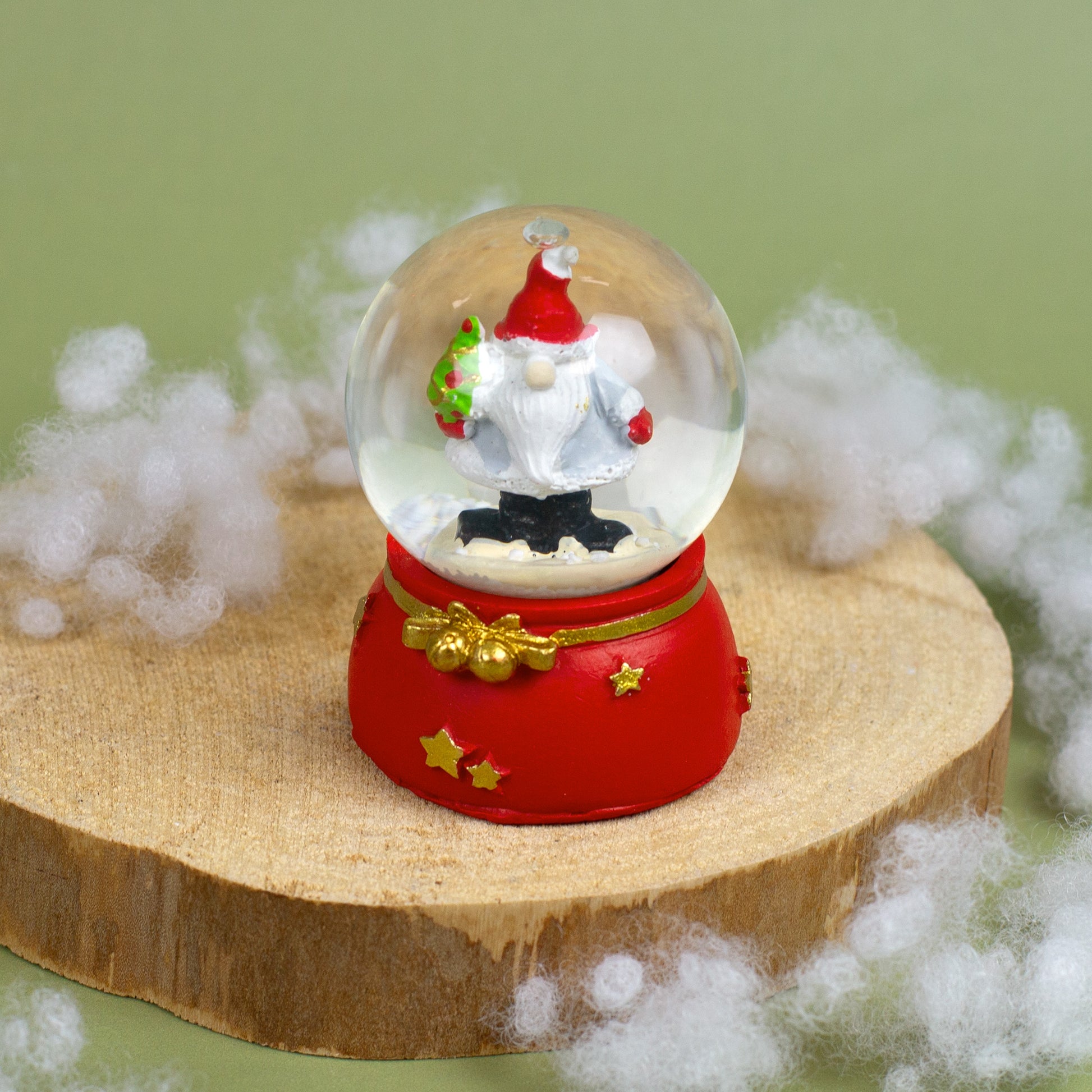 Mini-Schneekugel mit Wichtel und geschmücktem Weihnachtsbaum, detailreich bemalt