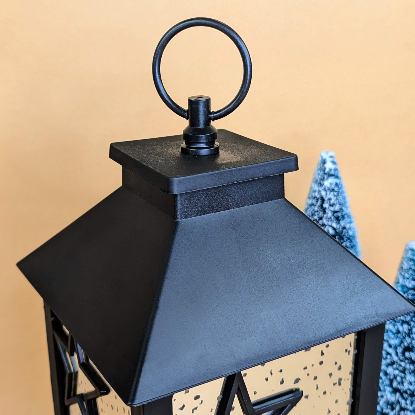 Obere Ansicht der schwarzen LED-Laterne mit Aufhängeöse