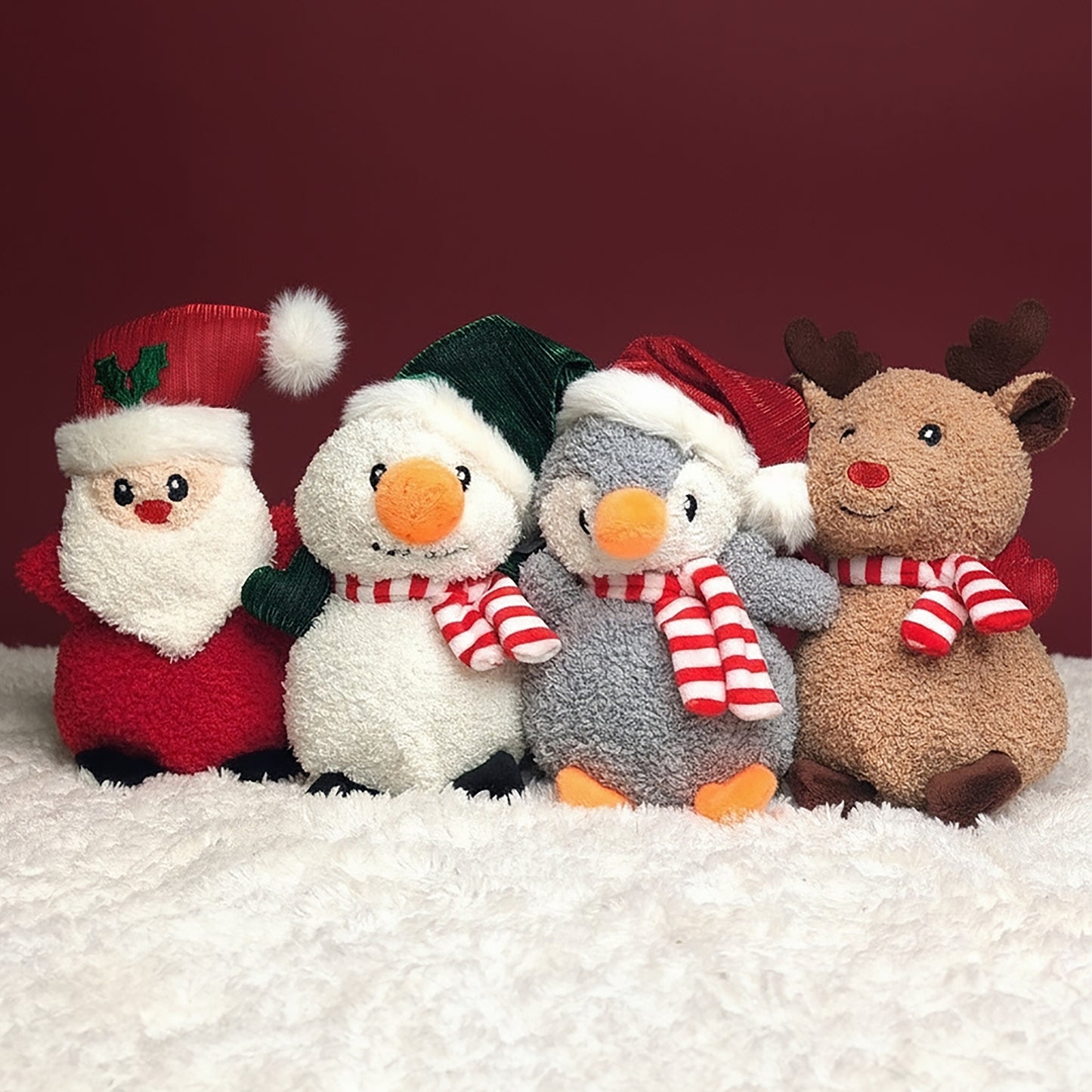 Weihnachts-Plüschtiere auf Weinrotem Hintergrund