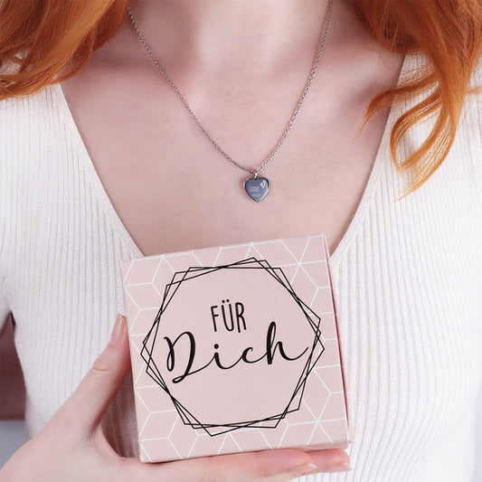 Herz-Halskette mit Gravur und Geschenkbox zur Geburt mit Namen, Geburtsdatum und Fußabdrücken