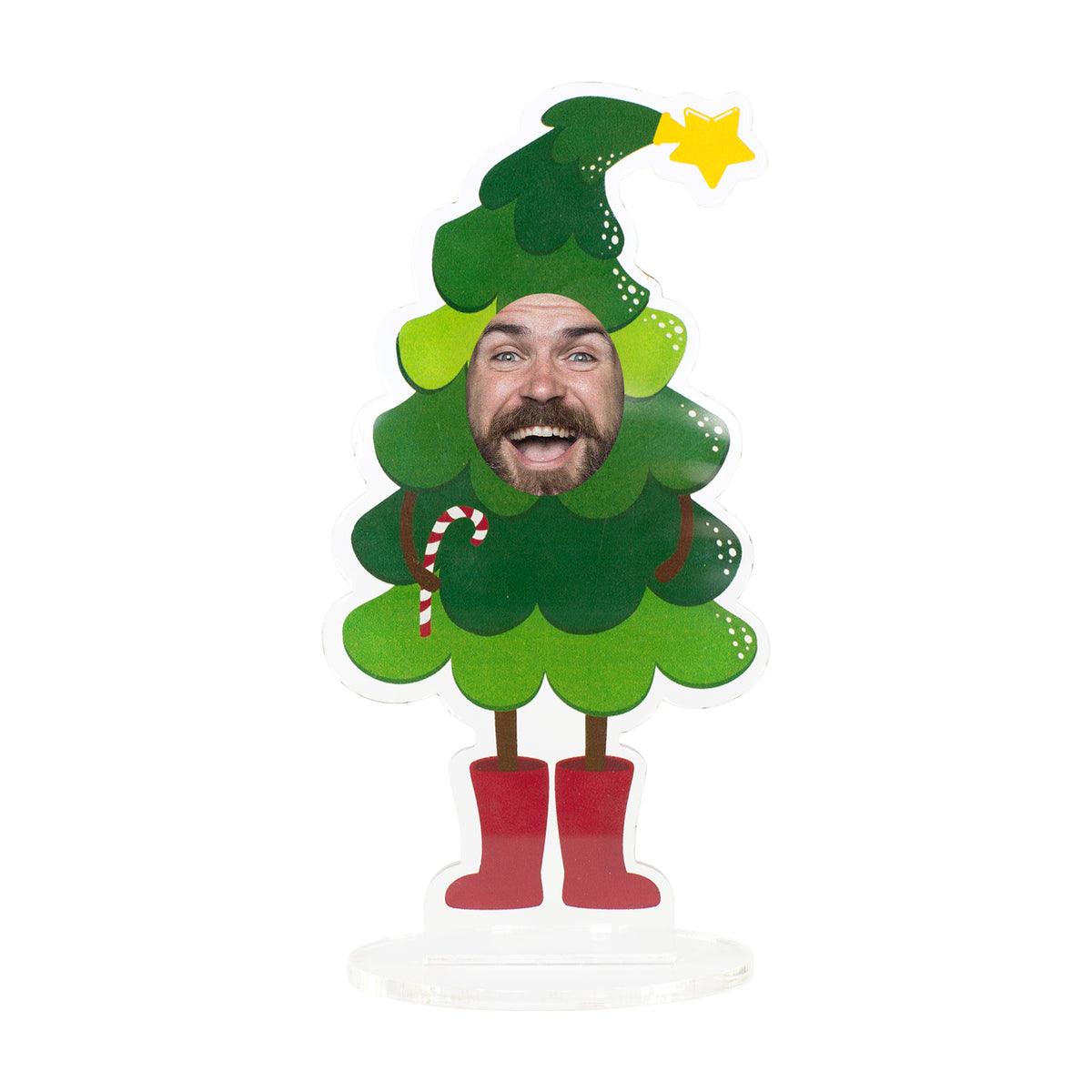 Freigestellter Acryl-Aufsteller im Tannenbaum-Design mit personalisiertem Foto-Gesicht, roten Stiefeln und gelbem Stern