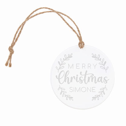 Freigestellte runde Weihnachtsbaumkugel aus Acryl mit Juteband, „Merry Christmas“ Motiv und personalisiertem Namen Simone