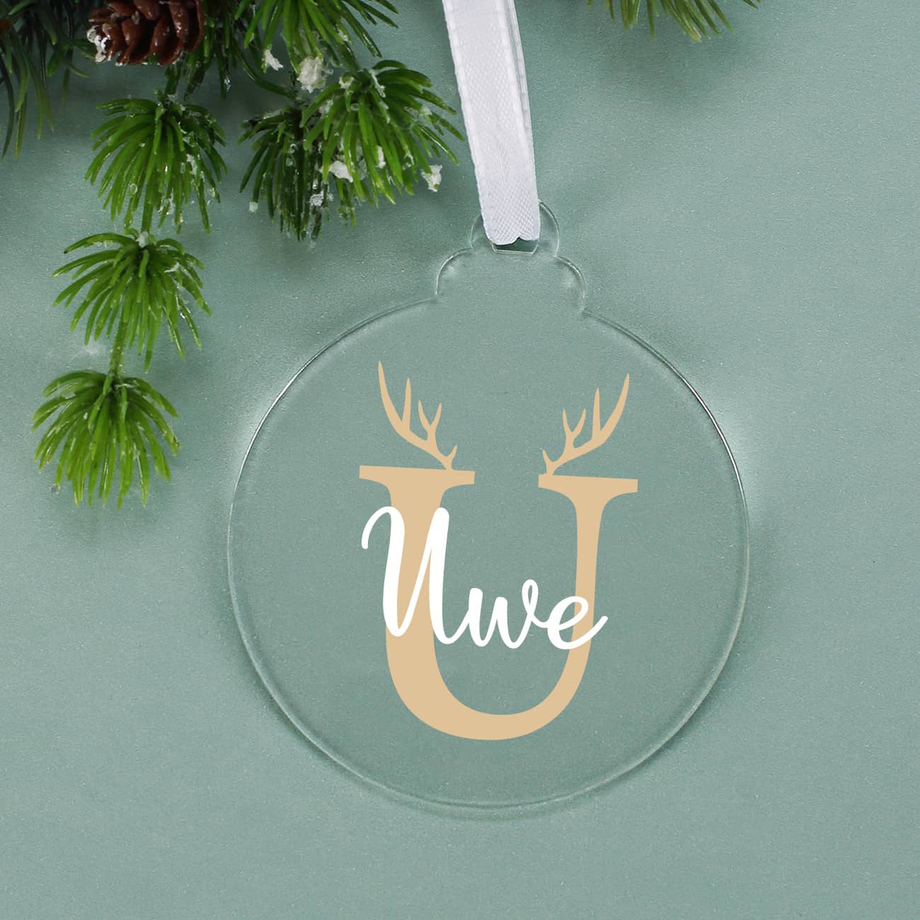 Transparenter Christbaumanhänger mit Name und Initial personalisiert