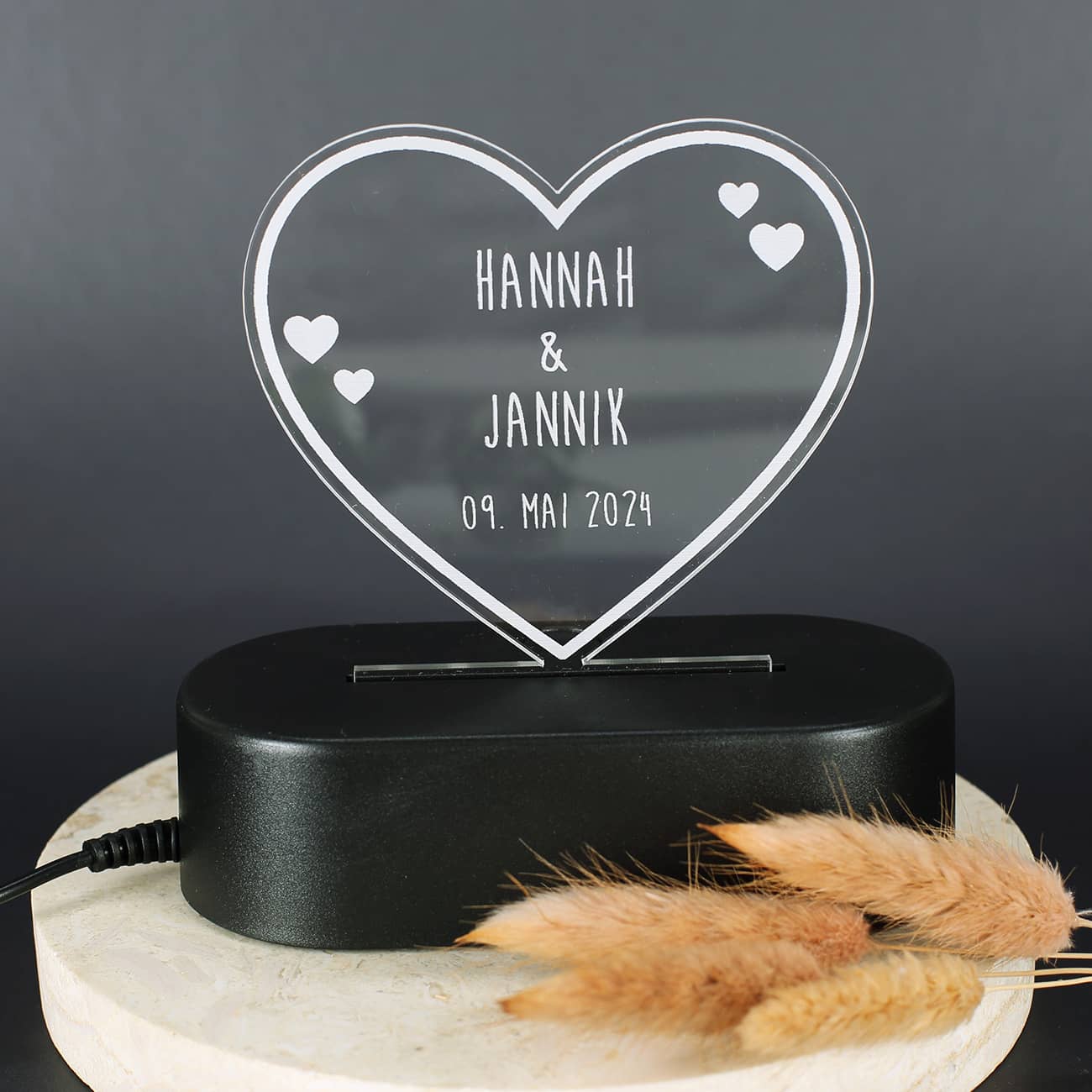 Acryl mit Gravur der Namen und dem Datum des Paares