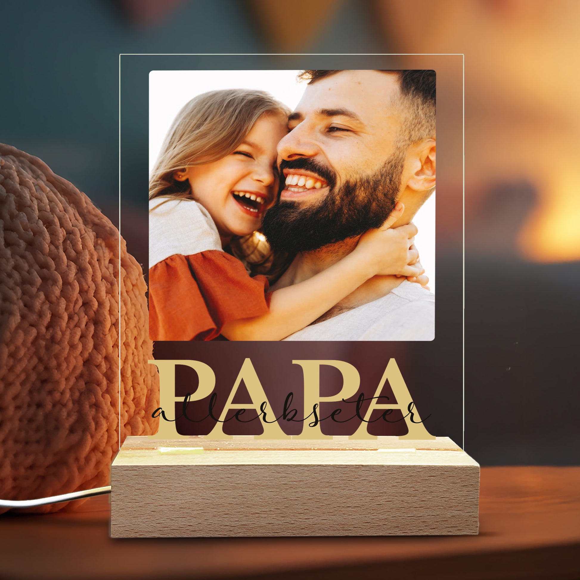 Personalisierte LED-Lampe mit „PAPA“-Schriftzug, Wunschtext und Foto – in warmweißem Licht leuchtend dargestellt.