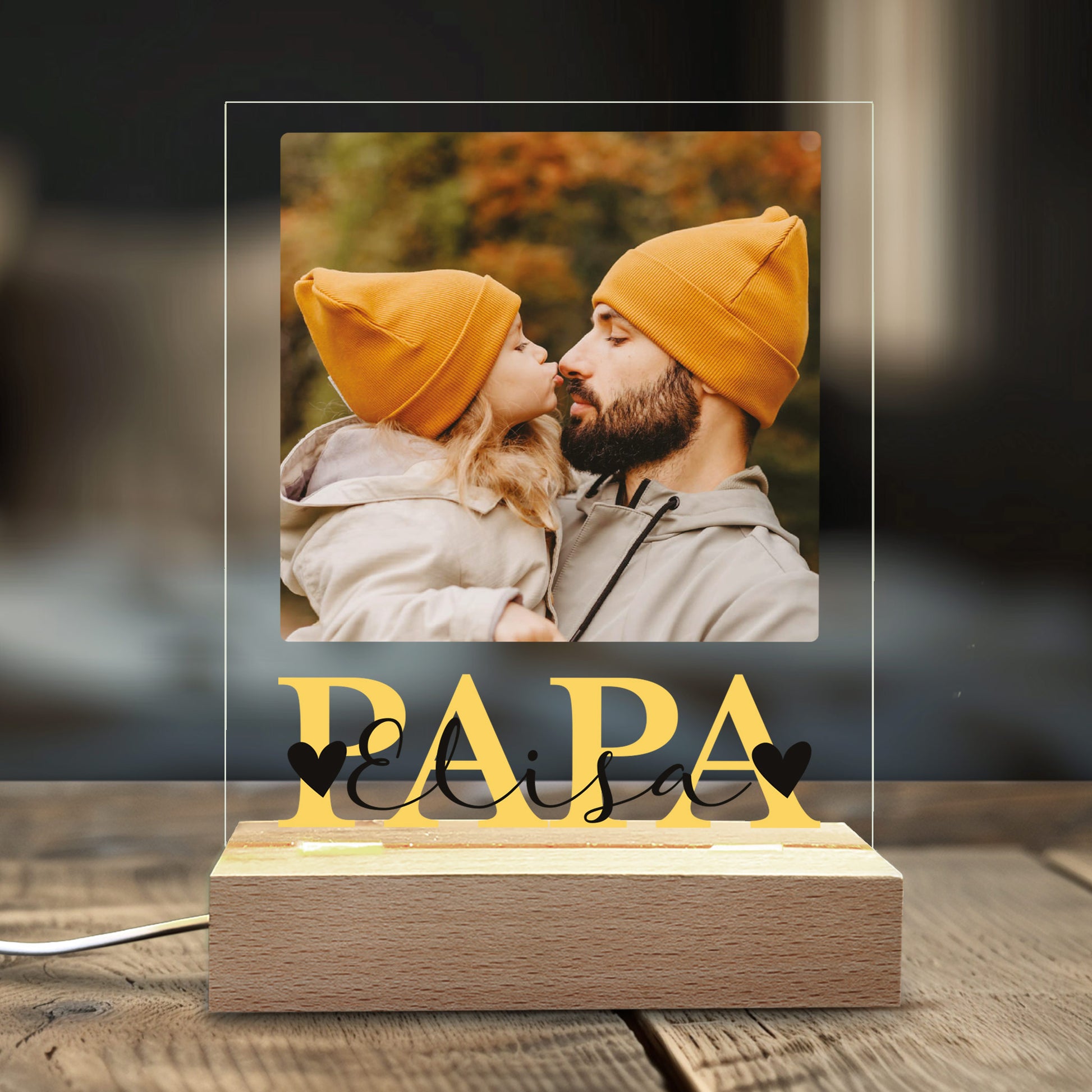 Nahaufnahme der Acrylplatte mit persönlichem Foto, „PAPA“-Design und Wunschtext darüber.