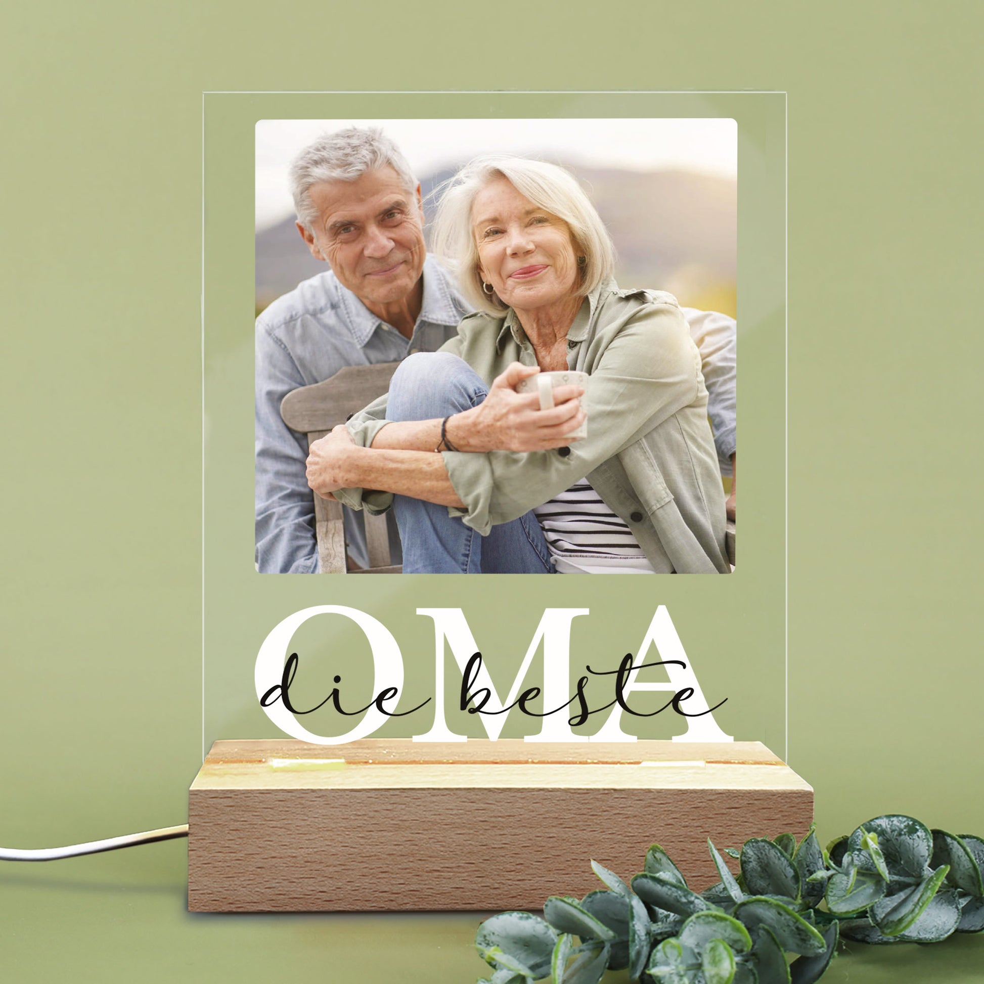 LED-Lampe im ausgeschalteten Zustand – Foto und Gravur auf der Platte gut sichtbar.