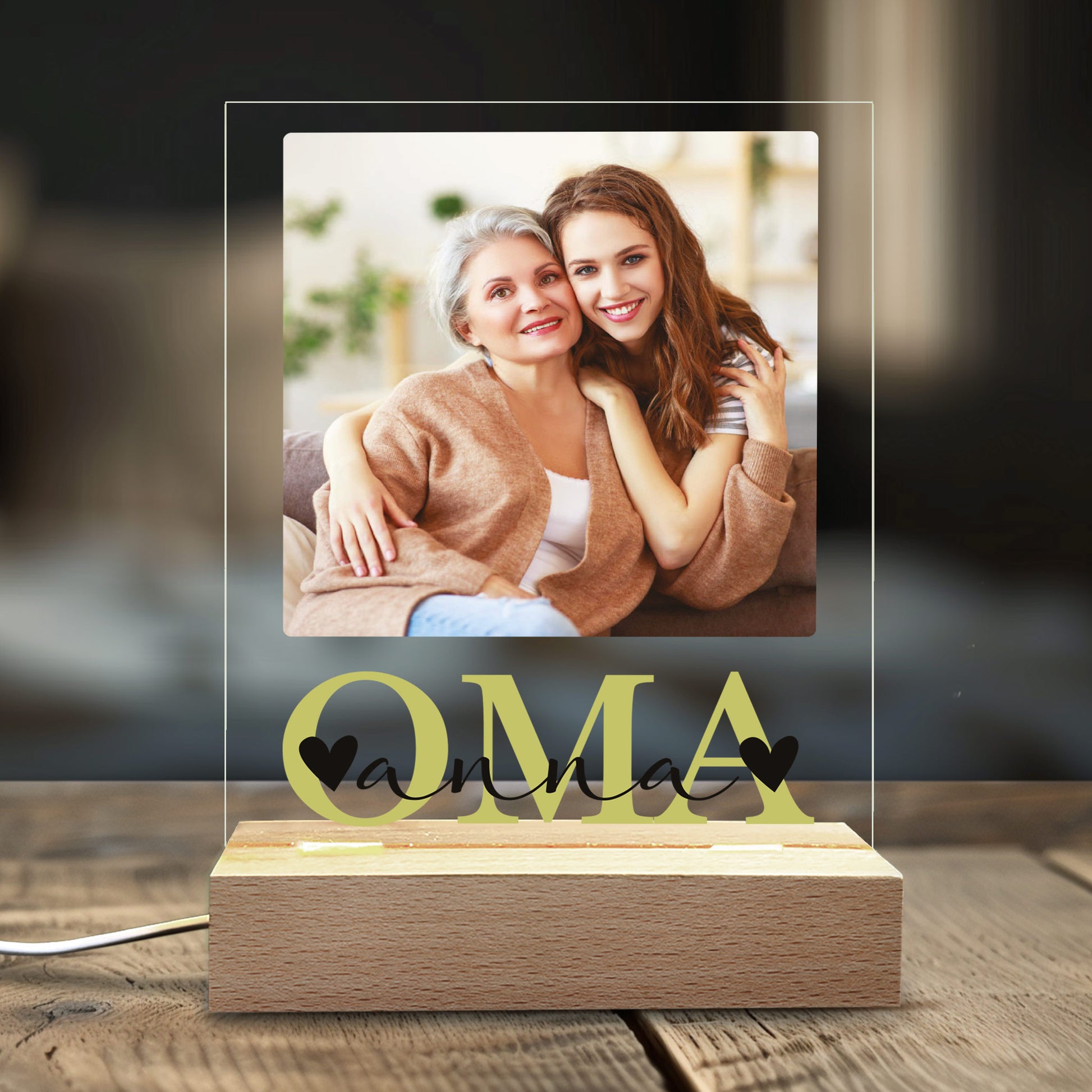 LED-Lampe mit Acrylplatte, personalisiert mit „OMA“-Schriftzug, Wunschtext und Foto – warmweiß beleuchtet.