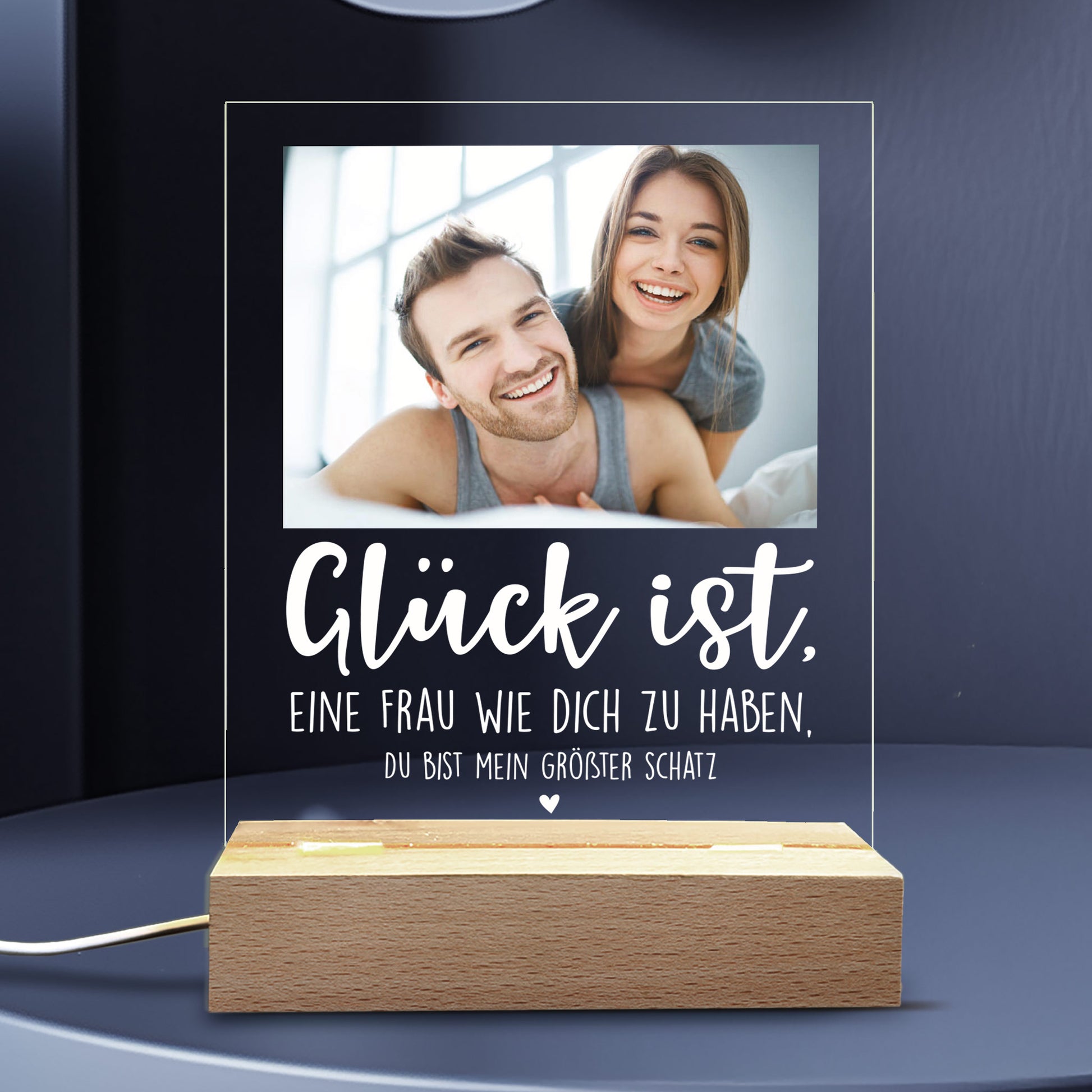 LED-Lampe mit dem Schriftzug „Glück ist,“ einem personalisierten Foto und zwei Zeilen Wunschtext – warmweiß beleuchtet.
