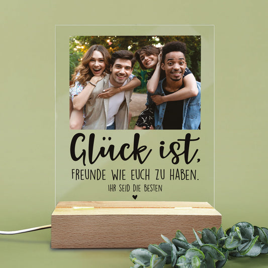 Personalisierte LED-Lampe im ausgeschalteten Zustand, Schriftzug und Motiv auf Acrylplatte gut erkennbar.