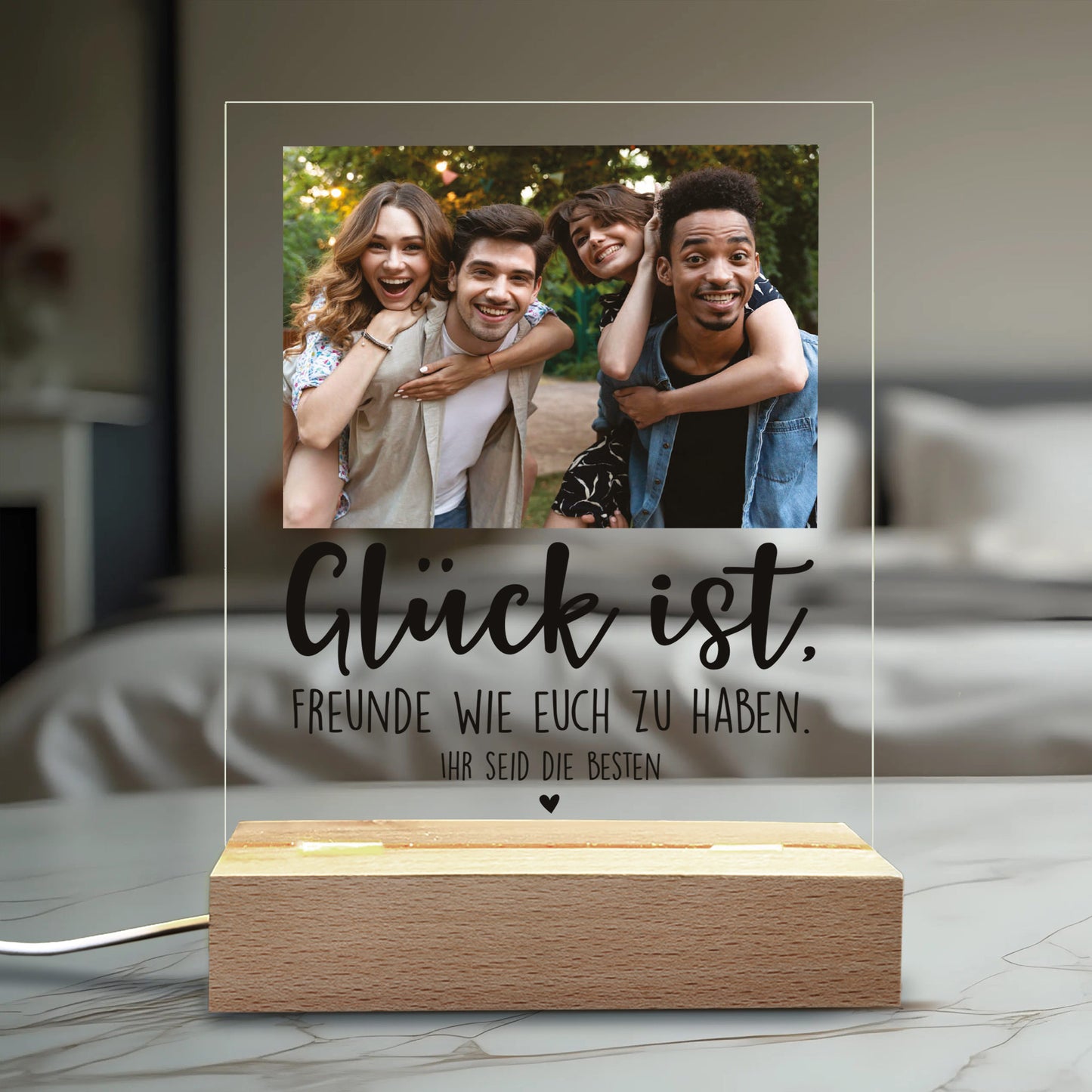 LED-Leuchte mit Holzsockel und beleuchteter Platte – USB-C-Kabel sichtbar.