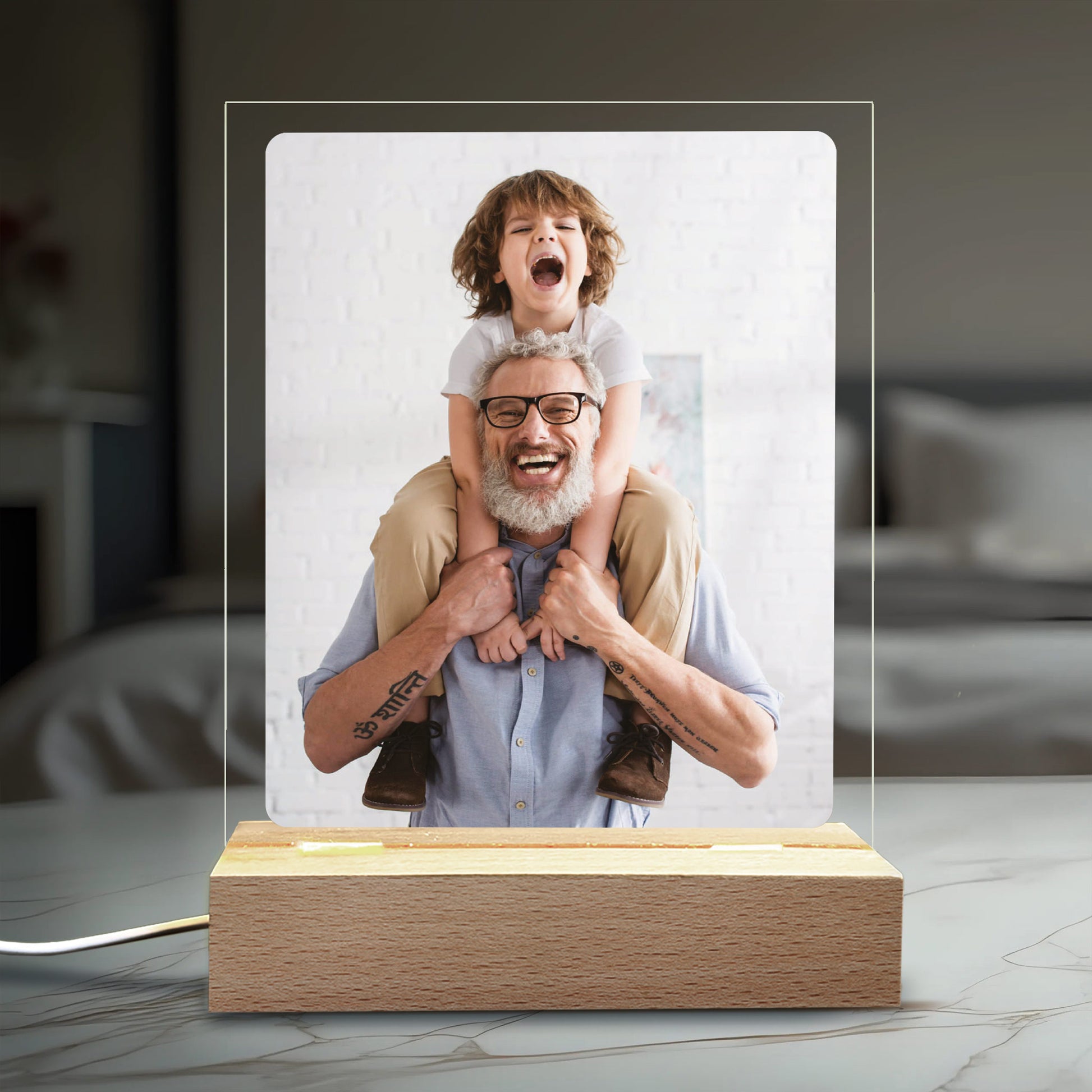 LED-Lampe mit persönlichem Foto dekorativ im Wohnraum aufgestellt – gemütliche Lichtstimmung.