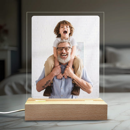 LED-Lampe mit persönlichem Foto dekorativ im Wohnraum aufgestellt – gemütliche Lichtstimmung.