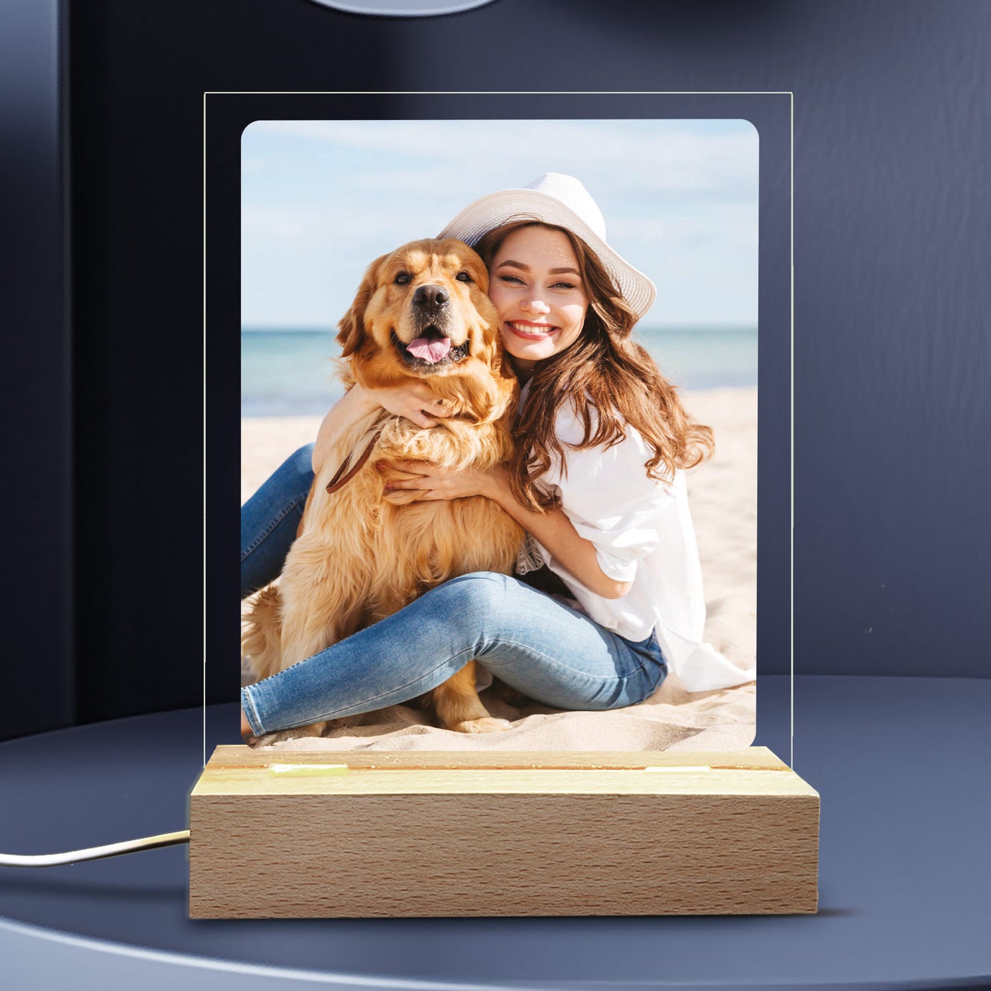 LED-Lampe mit Acrylglasplatte, bedruckt mit persönlichem Foto – leuchtet in warmweißem Licht.