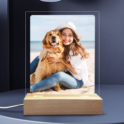 LED-Lampe mit Acrylglasplatte, bedruckt mit persönlichem Foto – leuchtet in warmweißem Licht.