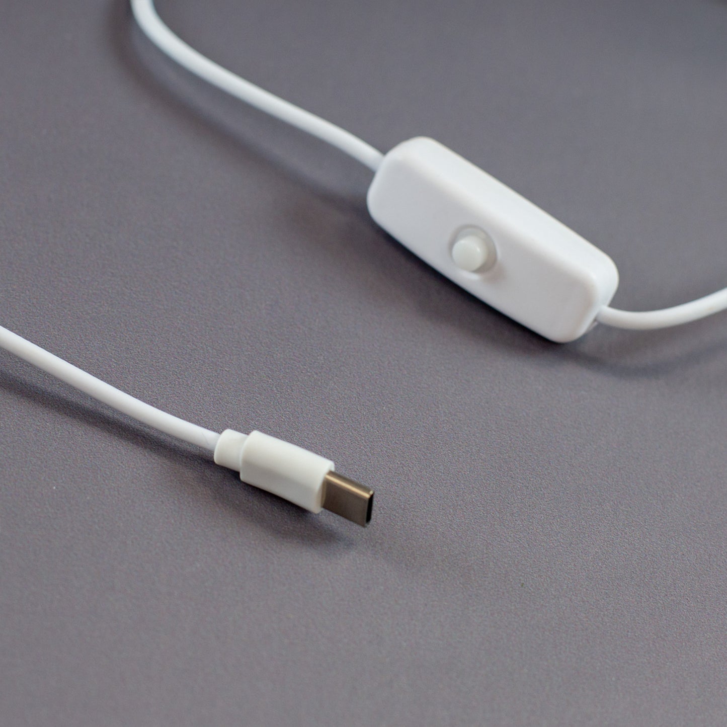 Nahaufnahme des USB-C-Kabel mit Schalter und Anschluss