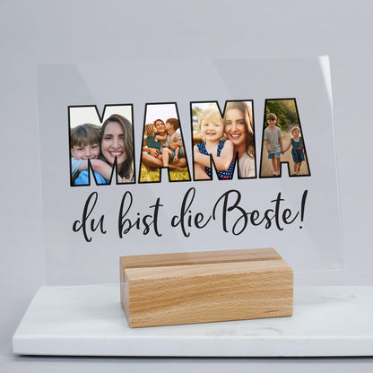 Acrylglasbild mit Fotos im Schriftzug „MAMA“ und Naturholzsockel als persönliches Geschenk für Mütter