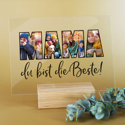 Acrylbild „MAMA“ mit drei personalisierten Fotos und Holzsockel, dekorativ auf goldenem Hintergrund
