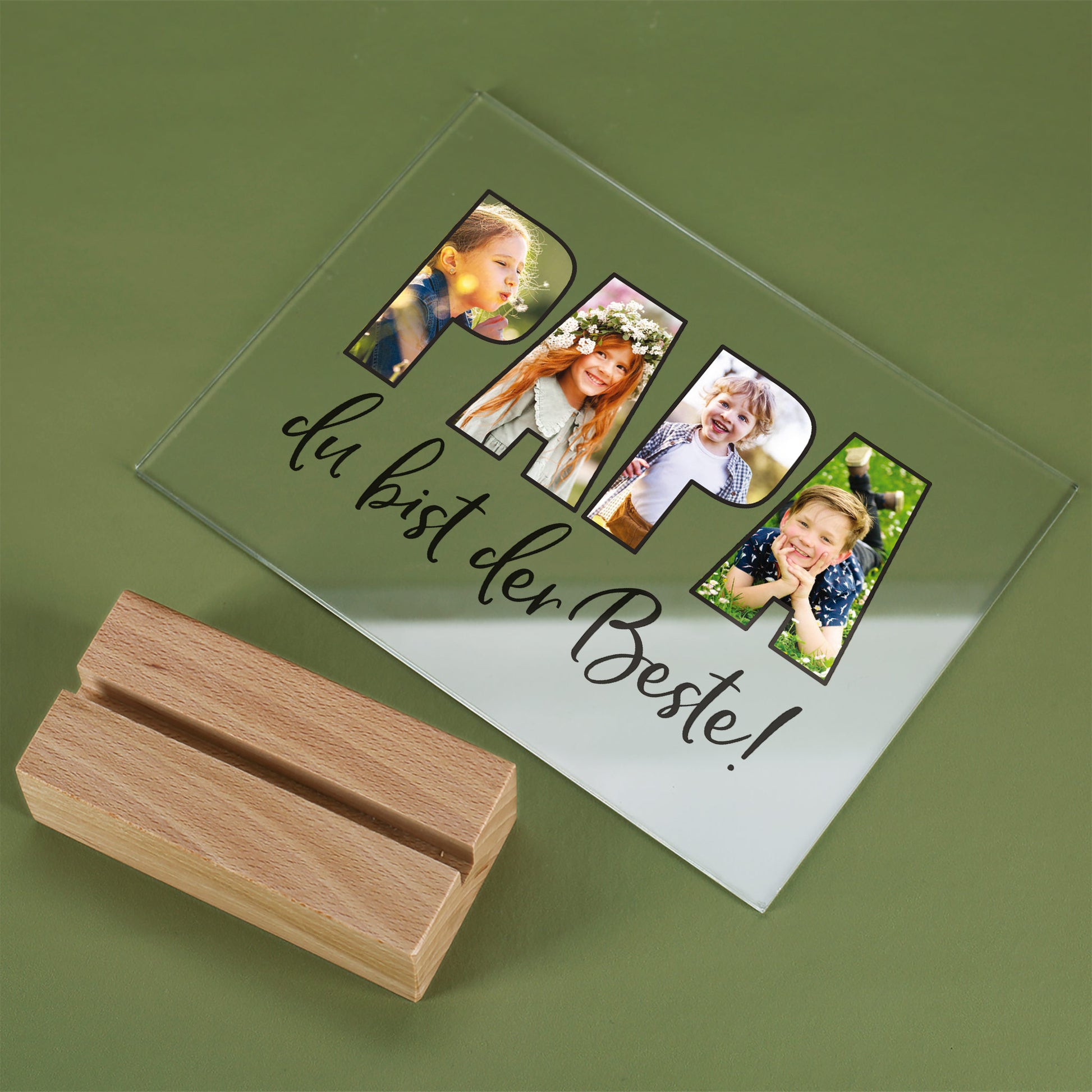 Acrylglasbild mit Fotos im Schriftzug „PAPA“ und Naturholzsockel als liebevolles Geschenk für Väter