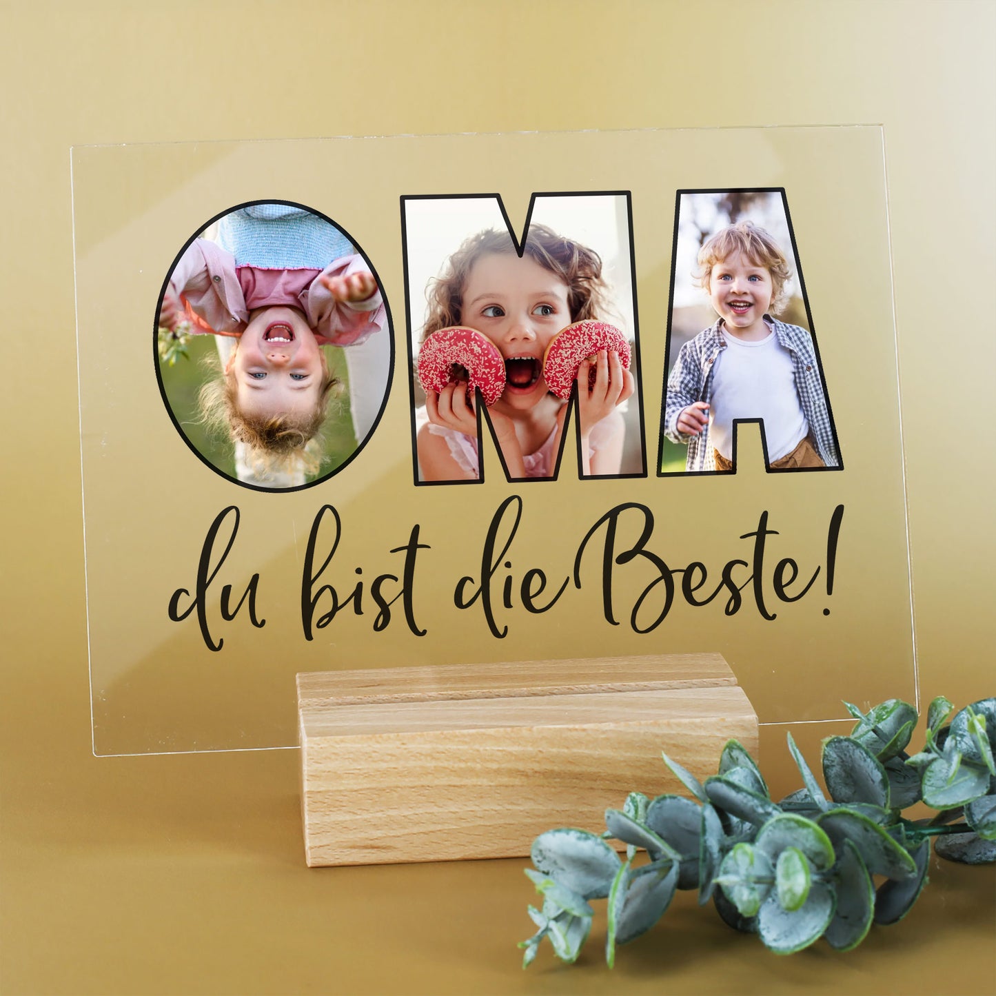 Personalisierbares Acrylbild „OMA“ mit fünf Fotos und Holzsockel auf goldenem Hintergrund