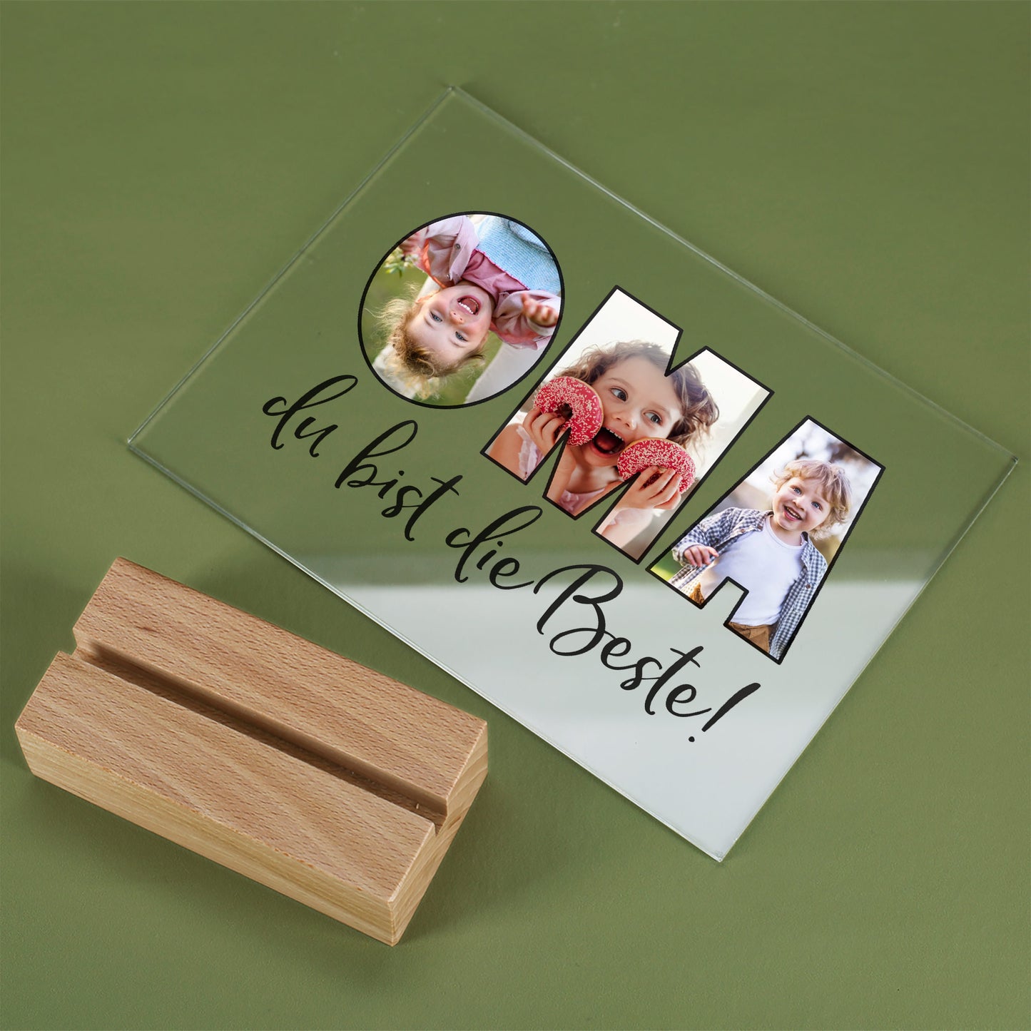 Acrylglasbild mit Fotos im Schriftzug „OMA“ und festem Text „du bist die Beste!“ auf grünem Untergrund