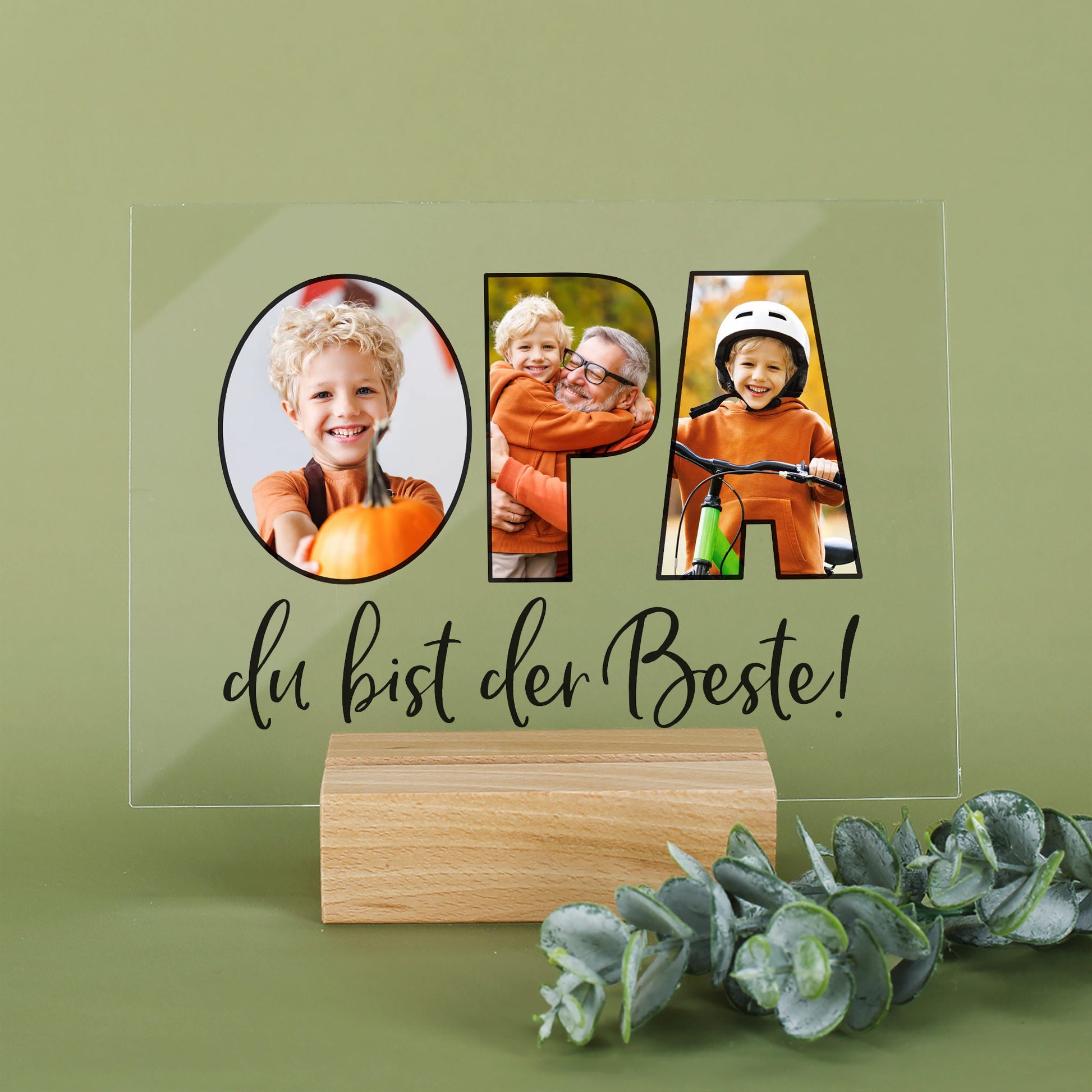 Acrylbild „OPA“ mit drei personalisierten Fotos und Holzsockel, dekorativ auf grünem Hintergrund