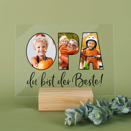 Acrylbild „OPA“ mit drei personalisierten Fotos und Holzsockel, dekorativ auf grünem Hintergrund