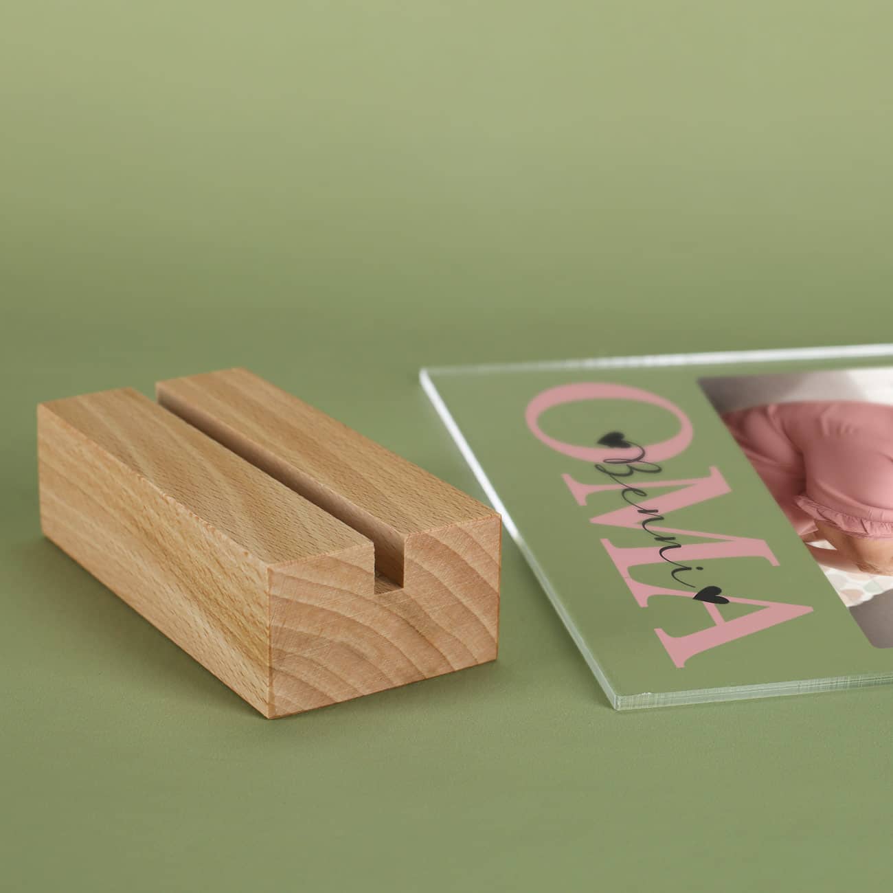 Mit schickem Holzsockel