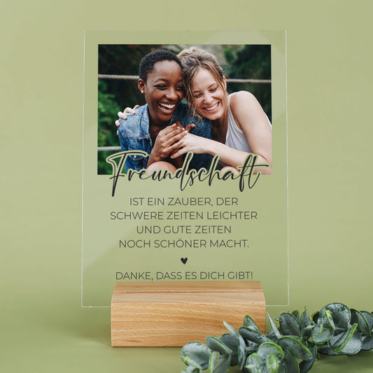 Acrylschild mit Freundschaftsspruch, personalisiert mit Foto und Holzsockel – zwei lachende Freundinnen