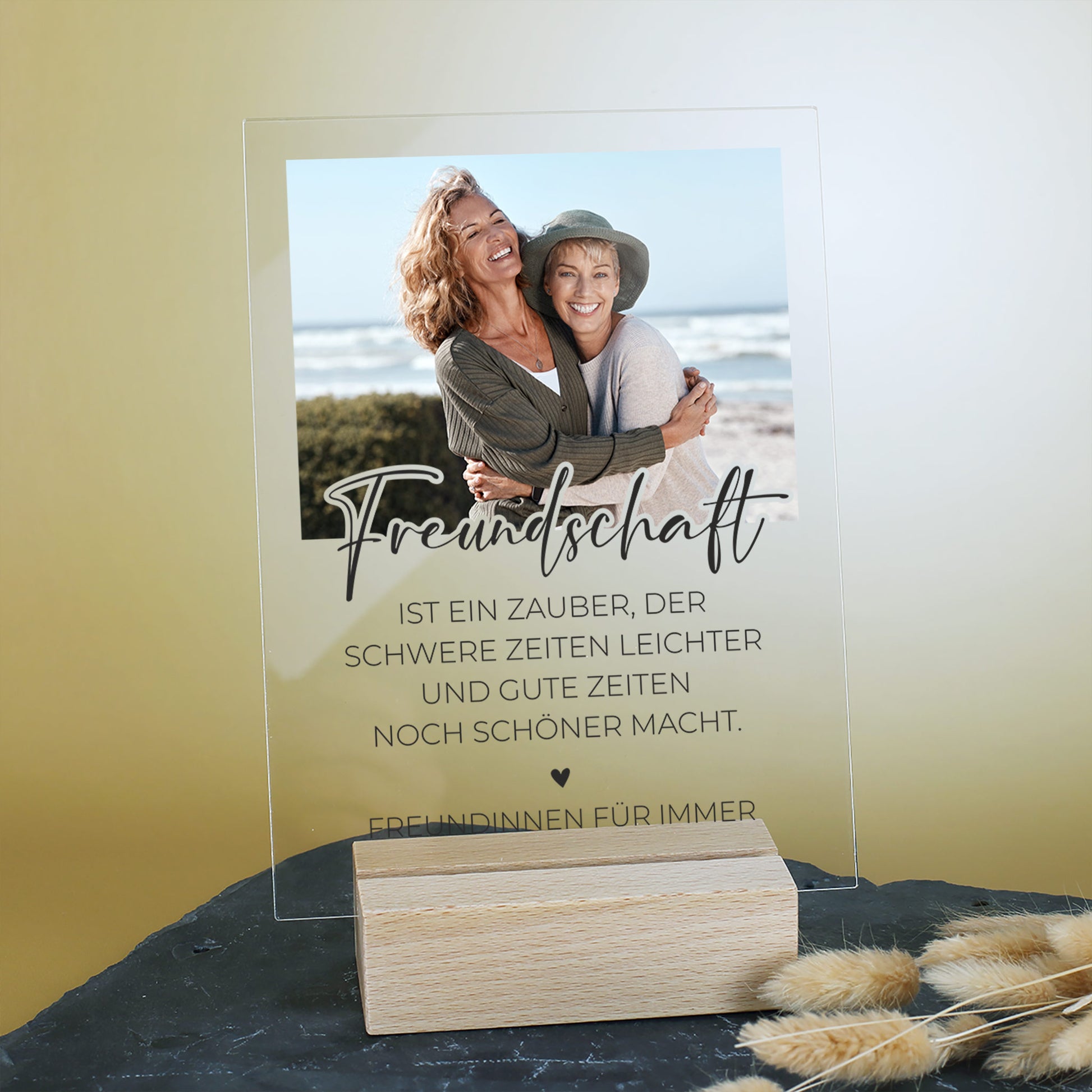 Acrylschild mit Freundschaftsspruch, Foto von Freundinnen am Strand, auf Holzsockel stehend