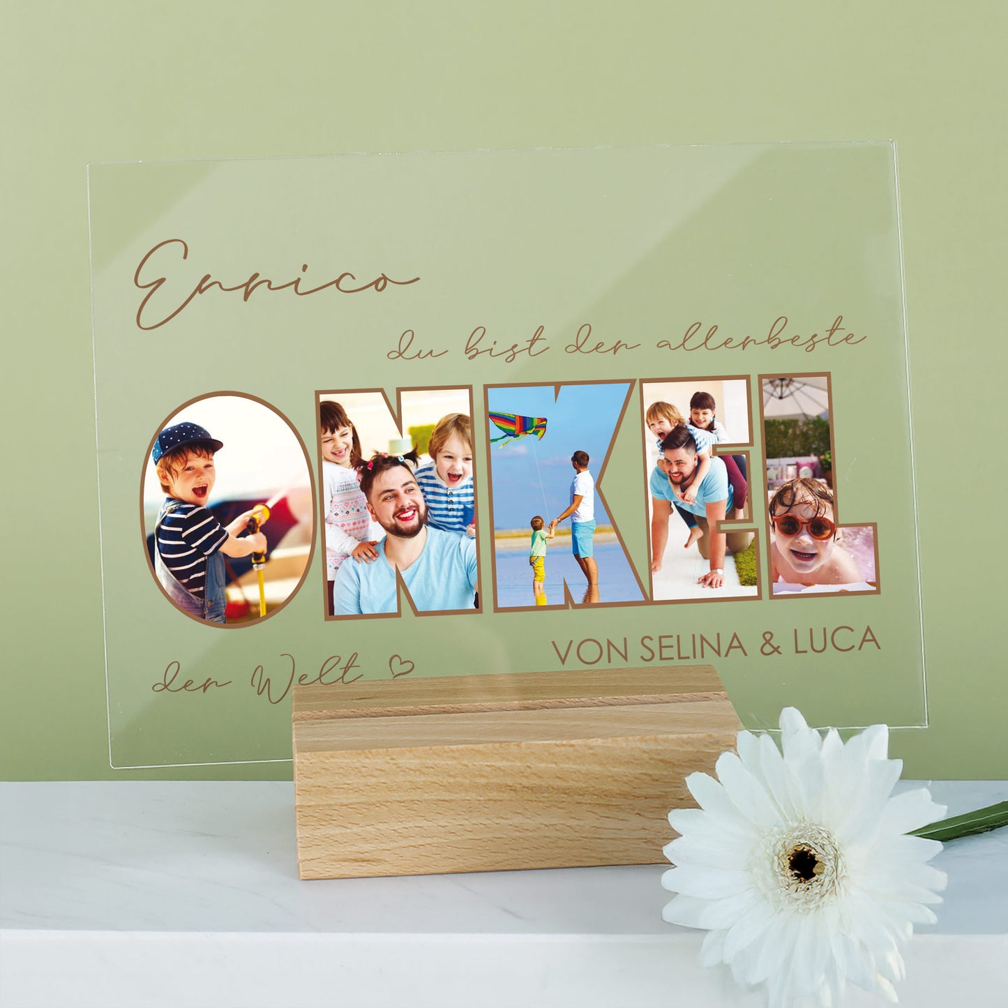 Personalisiertes Acrylbild „ONKEL“ mit fünf Fotos und Holzsockel auf grünem Hintergrund