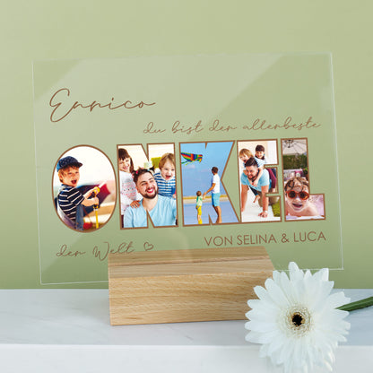 Personalisiertes Acrylbild „ONKEL“ mit fünf Fotos und Holzsockel auf grünem Hintergrund
