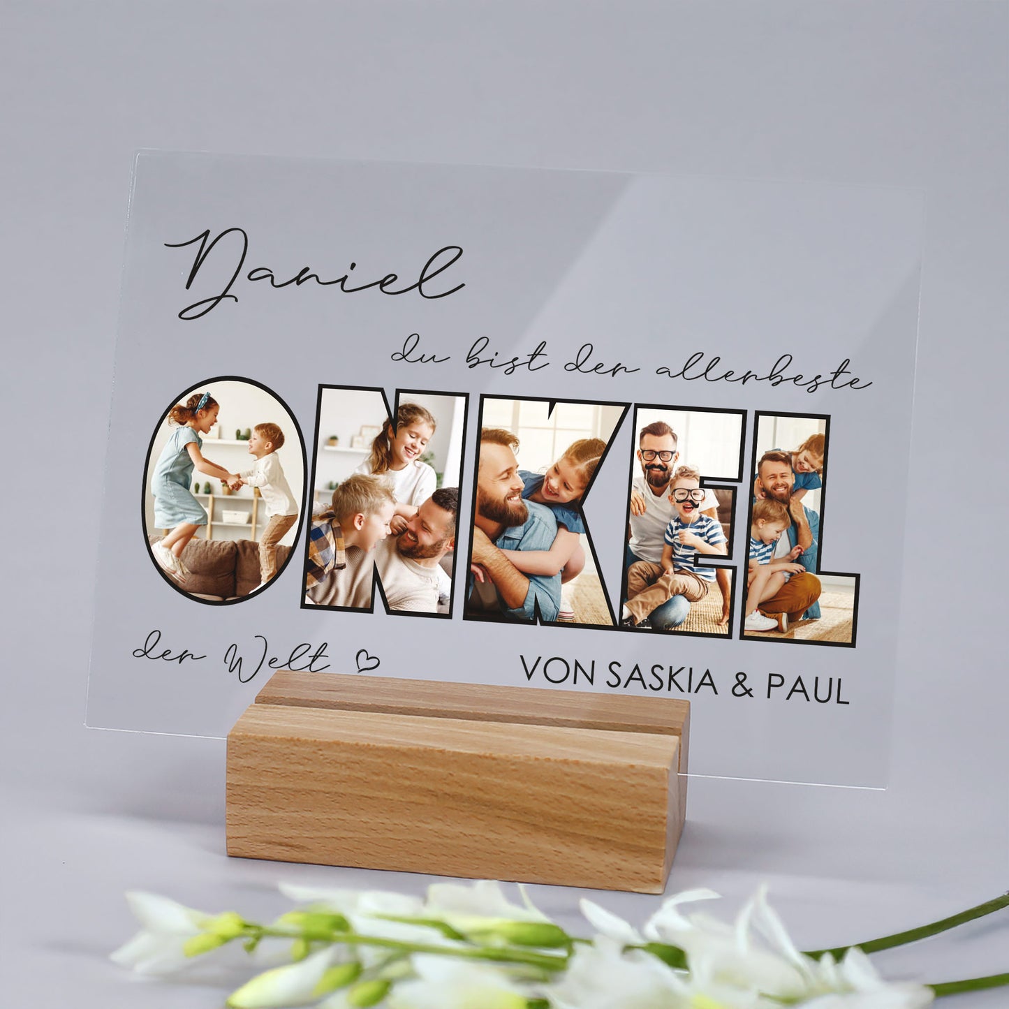 Acrylbild mit Fotos und Wunschtext, dekorativ aufgestellt mit Blume im Vordergrund